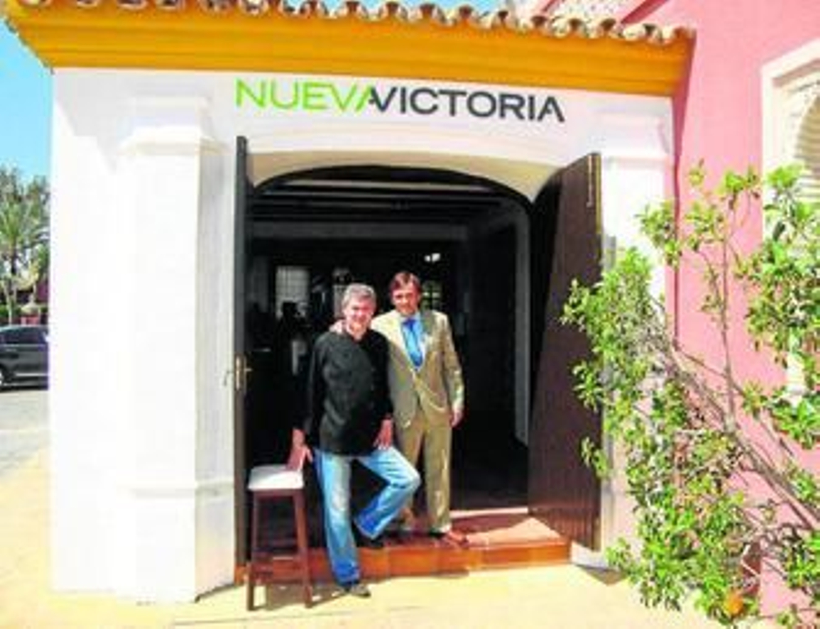 José Manuel Galindo, jefe de cocina, y Fernando Vázquez, gerente de Nueva Victoria, en el nuevo local.