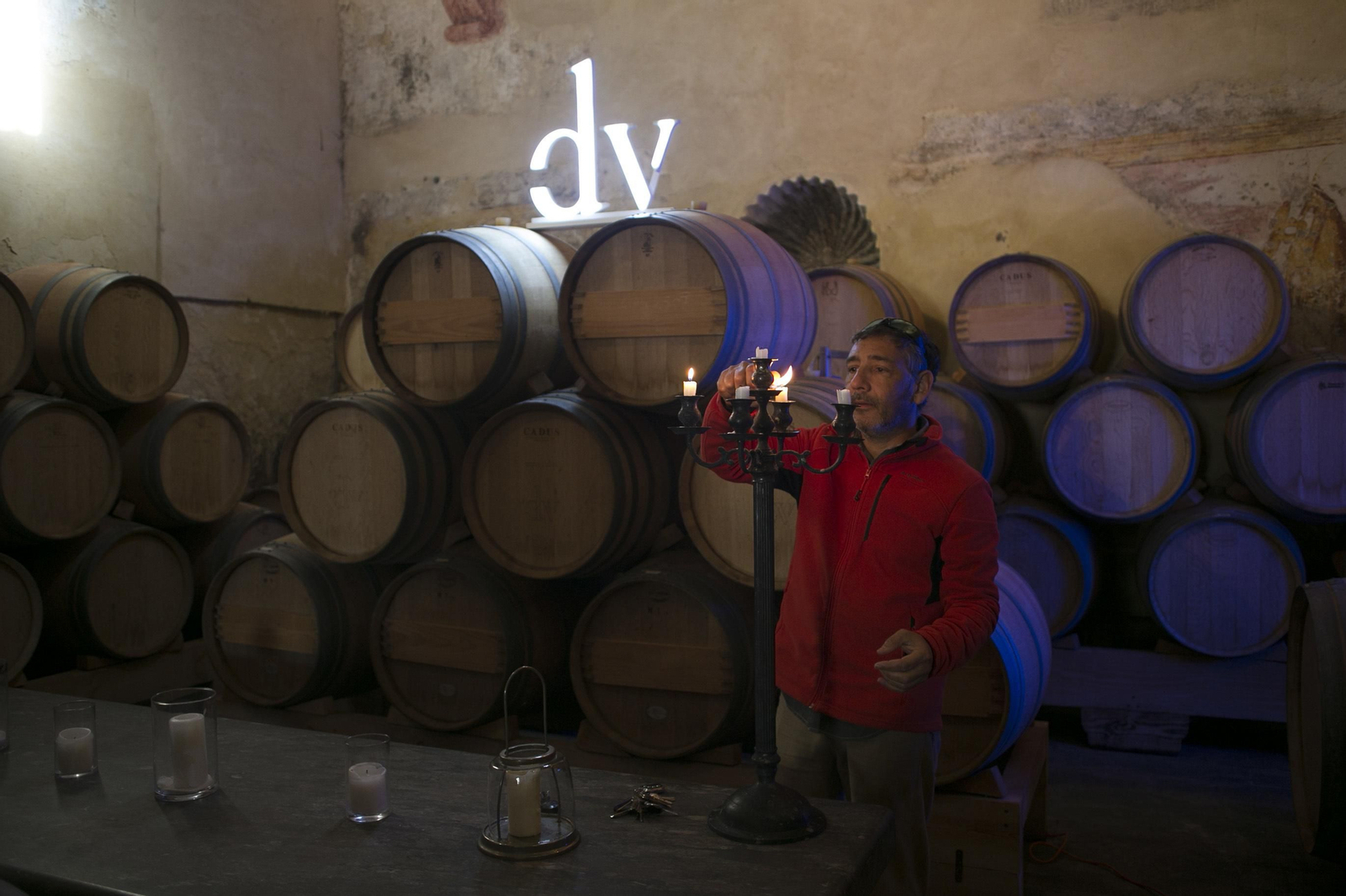 Flavio Salesi enciende un candelabro en una de las estancias de su bodega.