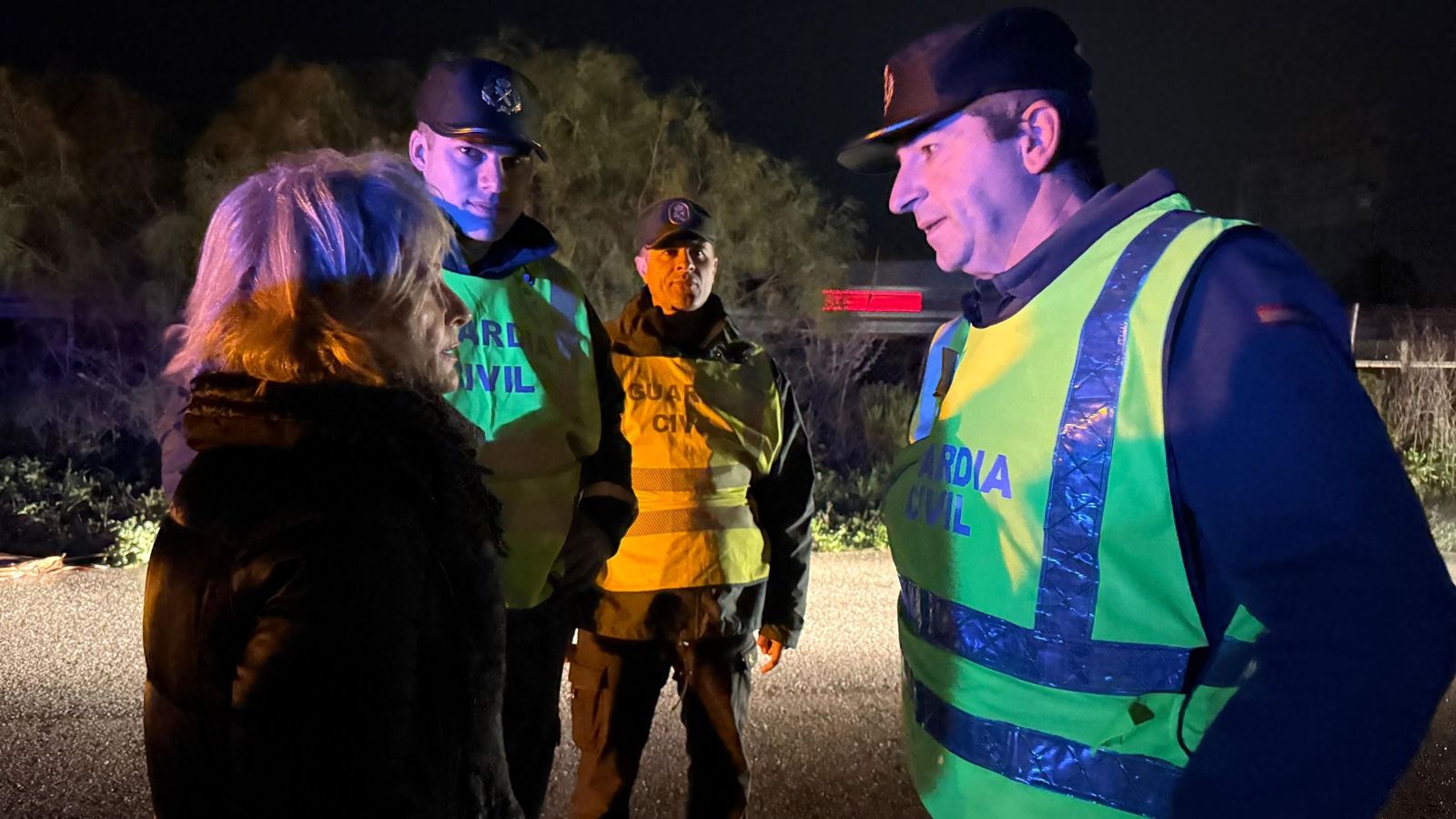La alcaldesa, con agentes de la Guardia Civil desplegados en la ribera del río Guadalete.