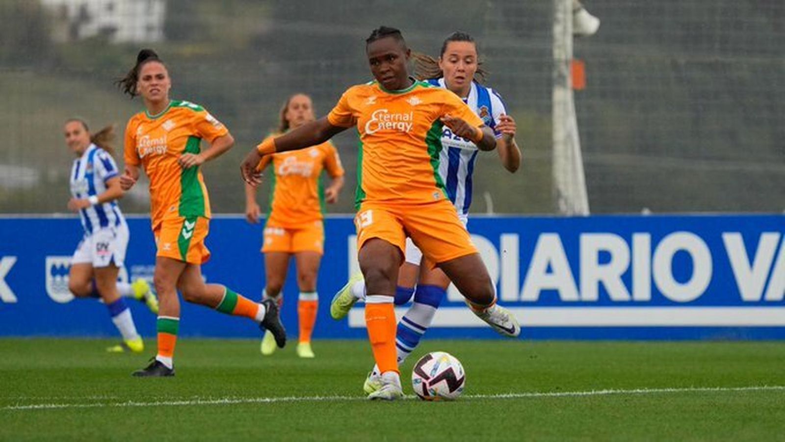 La bética Dorine trata de sacar un balón jugado desde atrás.