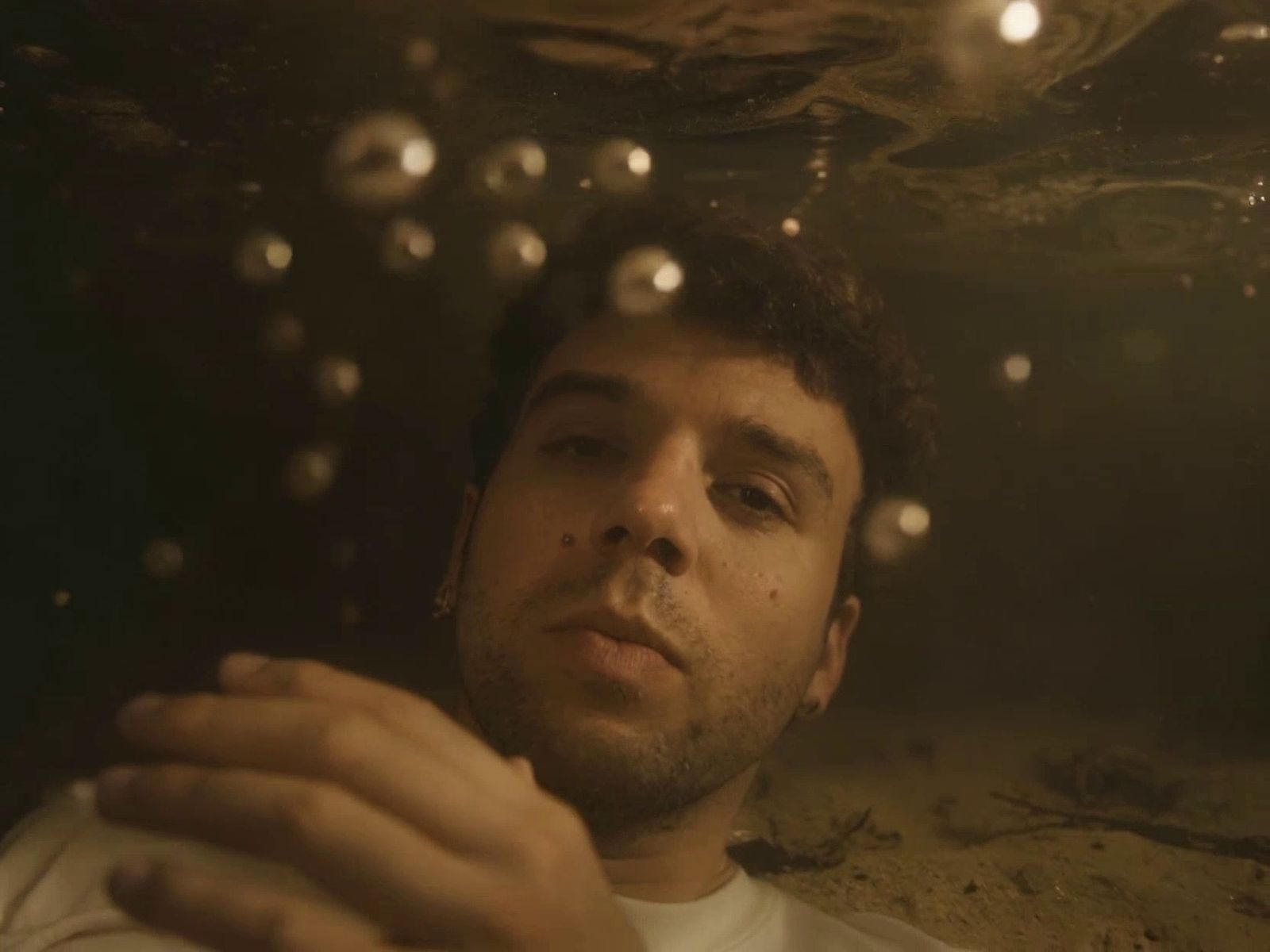 Quevedo en el videoclip 'Ni borracho'