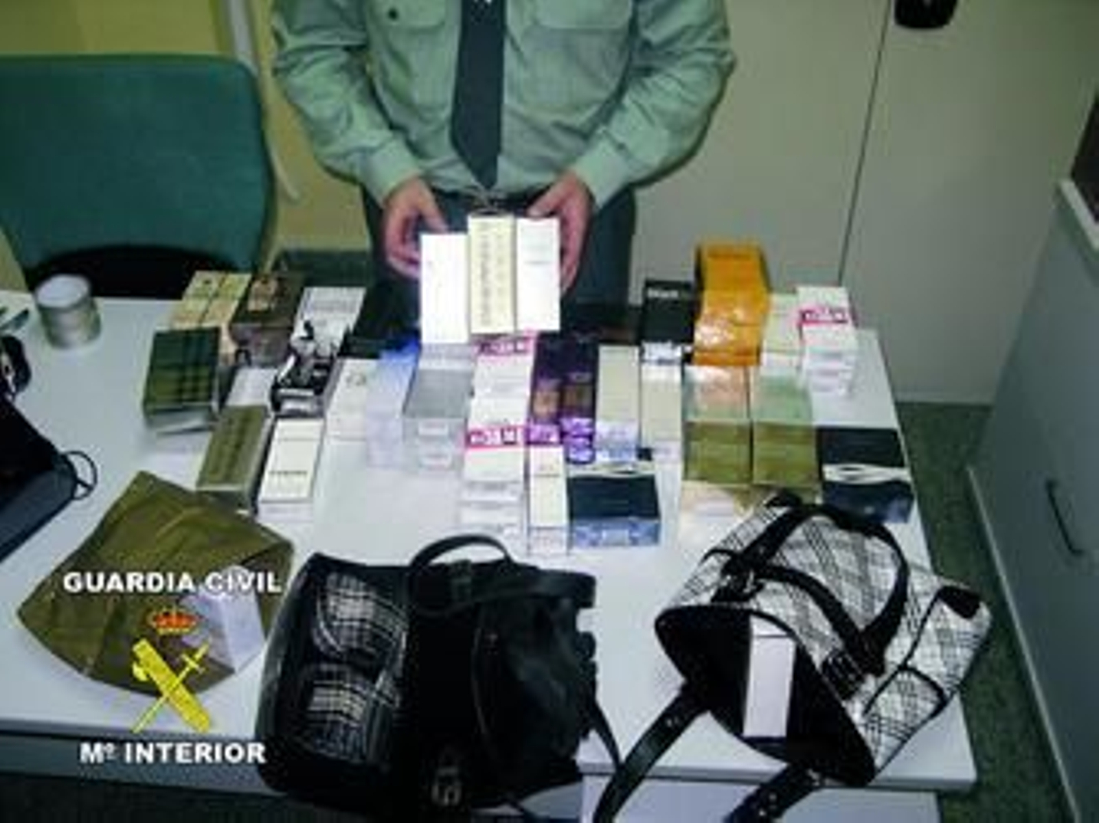 Imagen de los perfumes intervenidos en la operación.