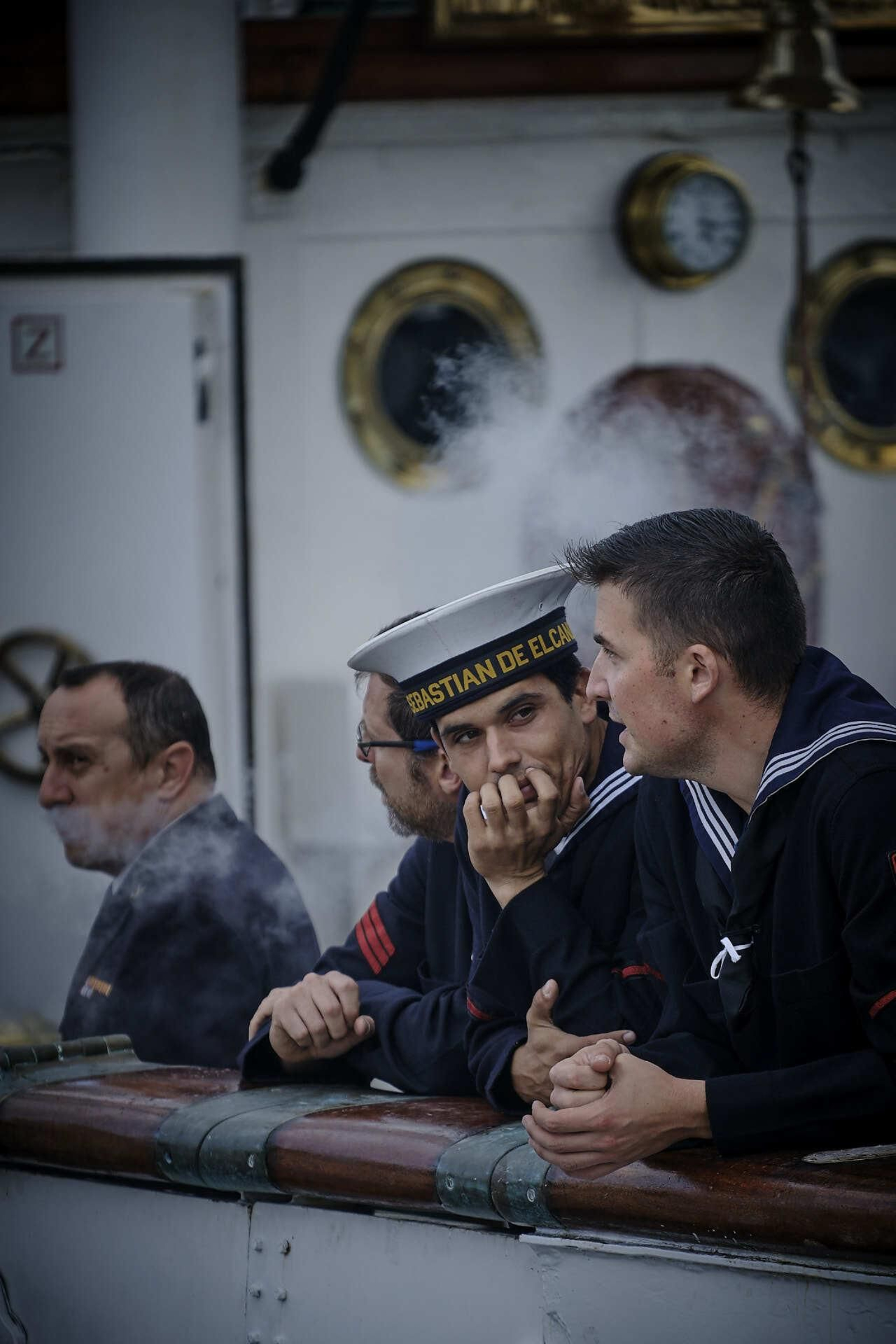 El buque escuela 'Juan Sebastián de Elcano' inicia su crucero de instrucción desde el muelle de Cádiz.