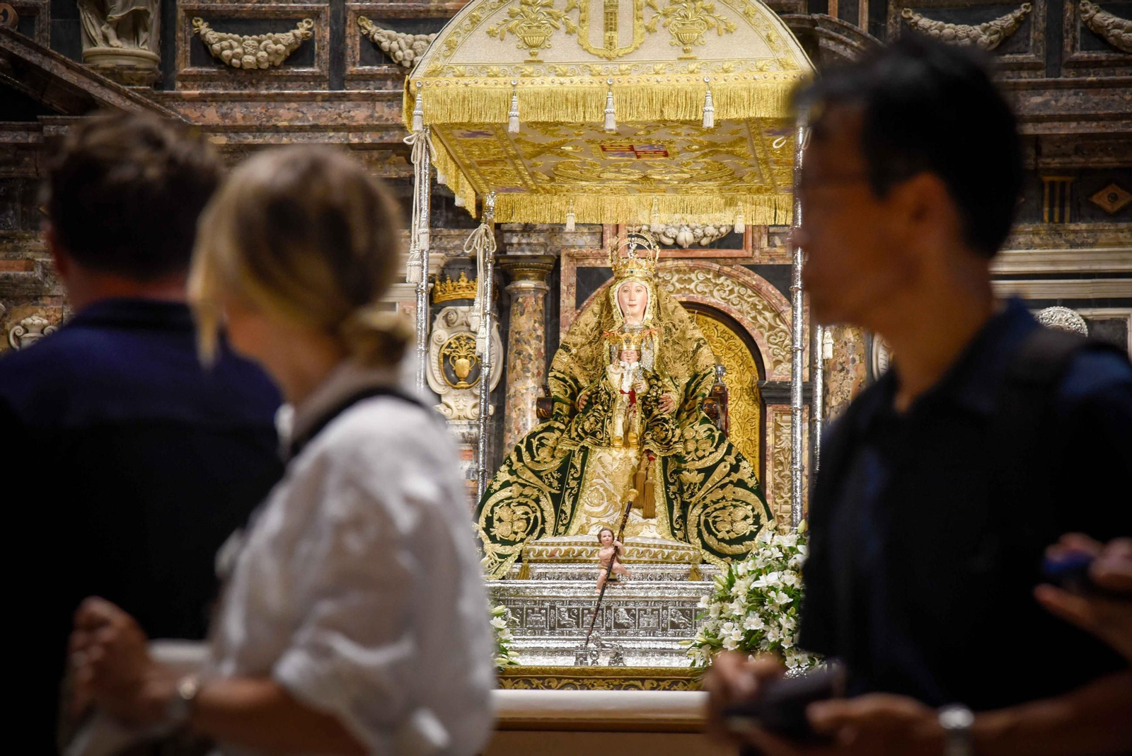 La Virgen de los Reyes, ya dispuesta para la procesión
