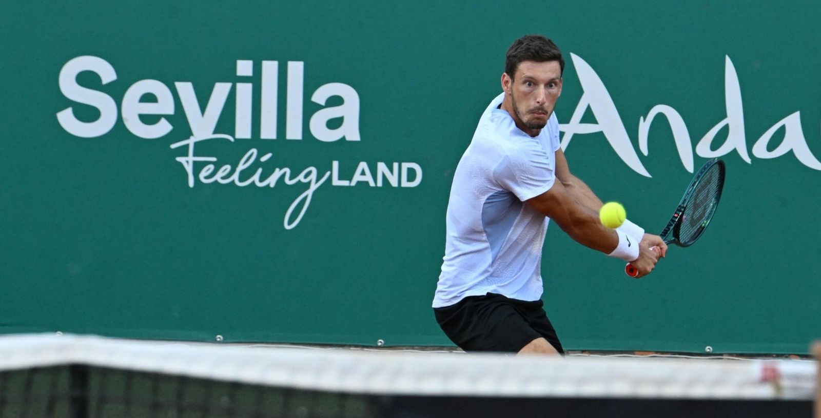 Pablo Carreño pone un gesto expresivo para golpear de revés.