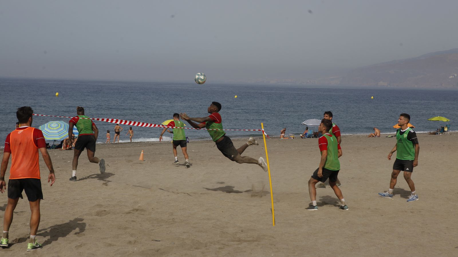 Sekou remata de cabeza en un partido de fut-voley