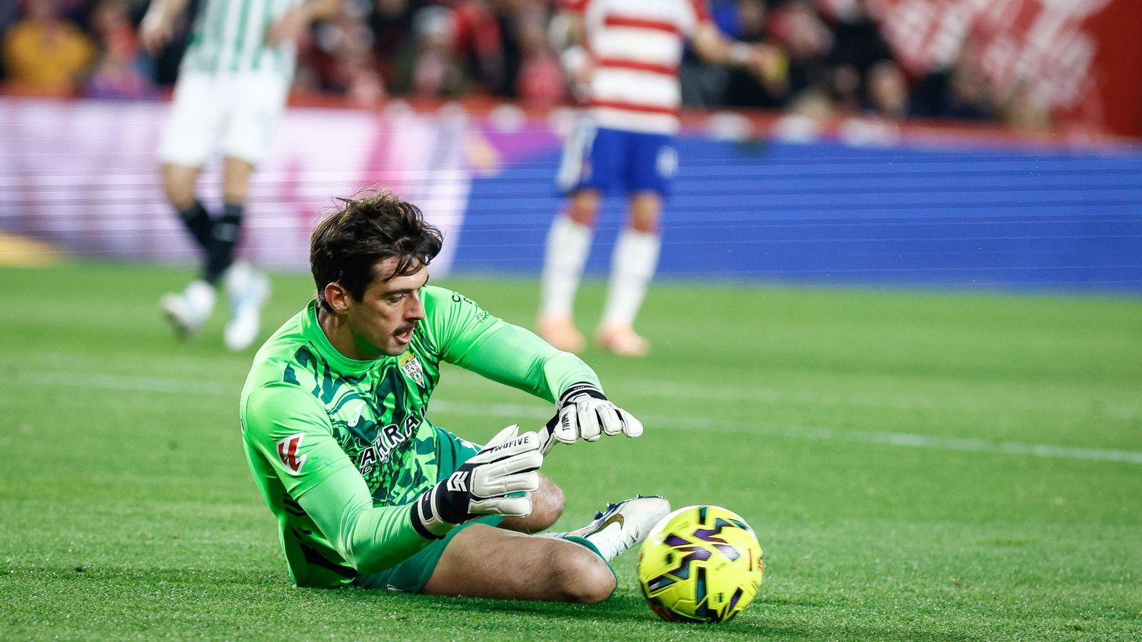 Iker Álvarez ataja el balón en un lance del Granada CF - Córdoba CF.