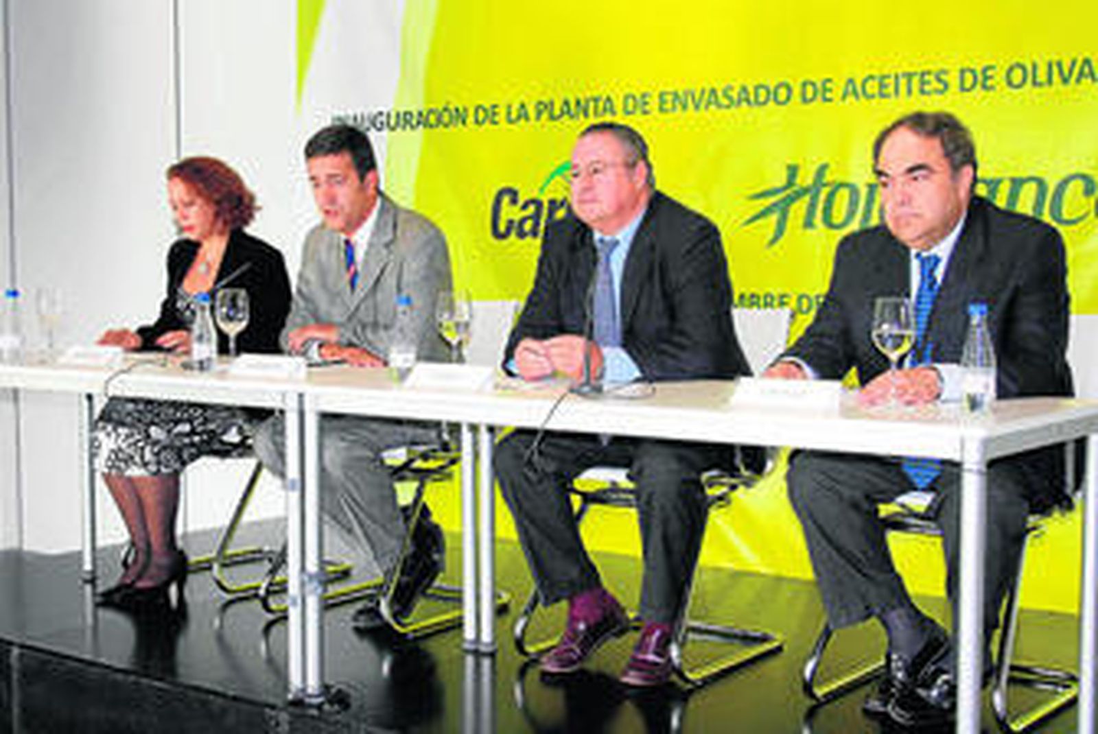 Responsables de Cargill y Hojiblanca en la presentación de la nueva planta de envasado de Mercaóleo.