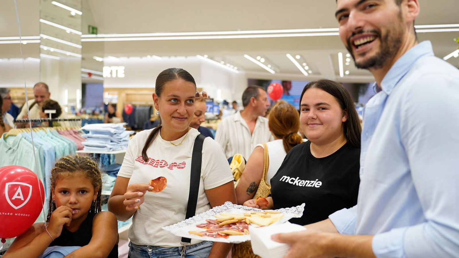 Fotos de la apertura de la marca Álvaro Moreno en el Centro Comercial Puerta Europa de Algeciras