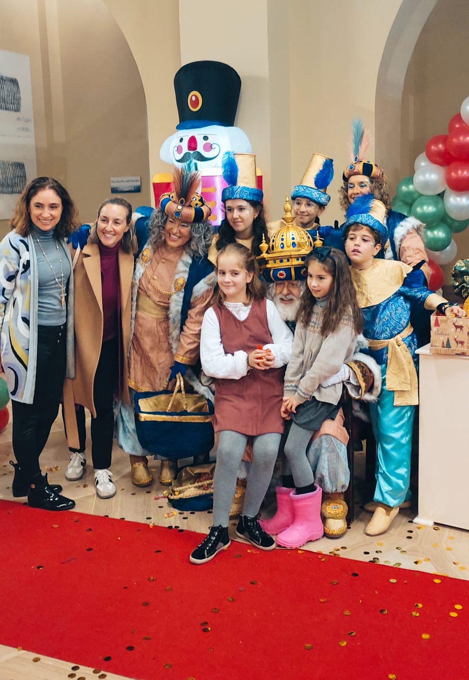 Un grupo de niños posa con los pajes de los Reyes Magos en el Palacio de Congresos.