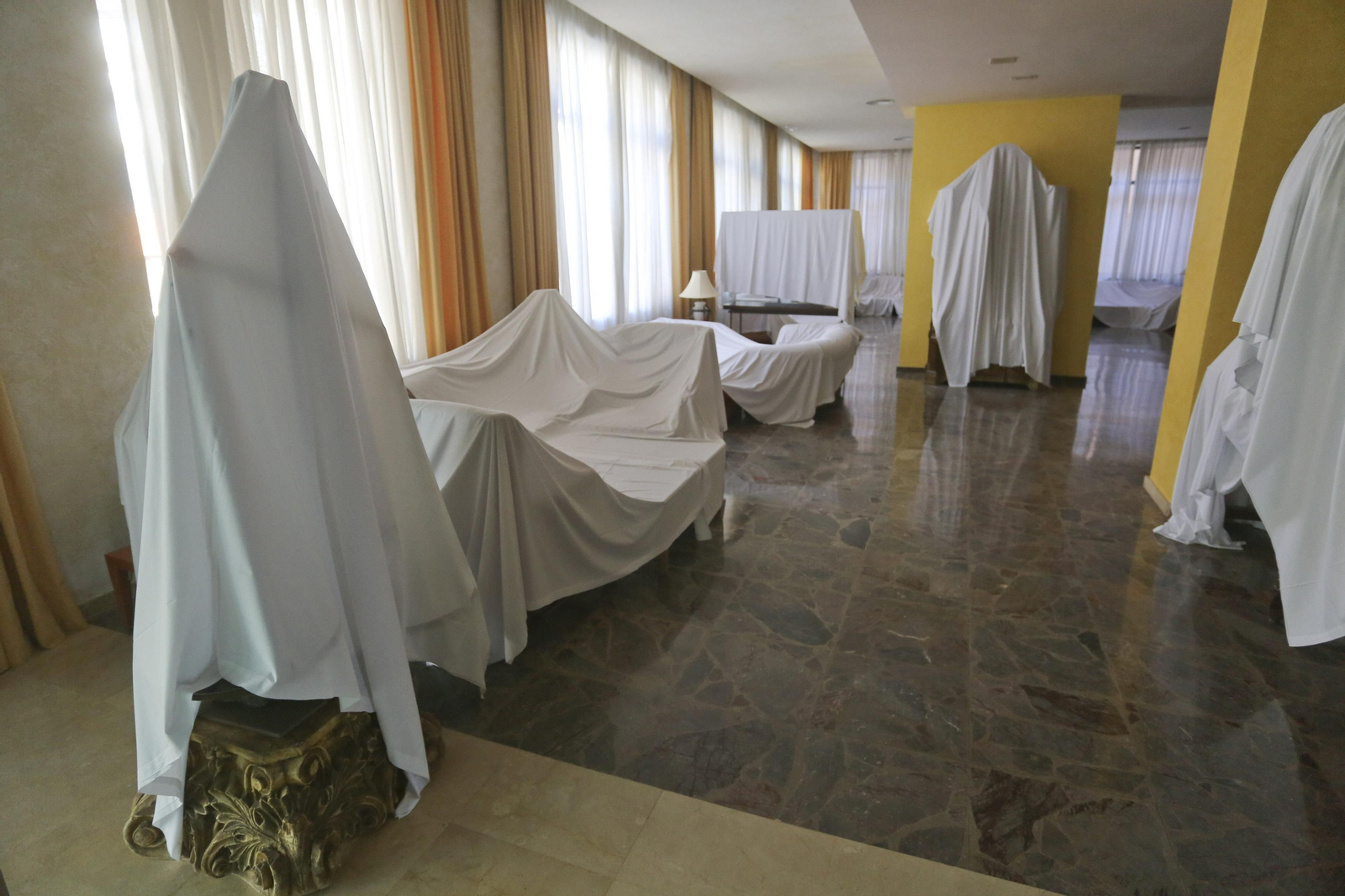 Sábanas blancas visten el hotel Amaragua de Torremolinos, cerrado por el coronavirus, en fotos
