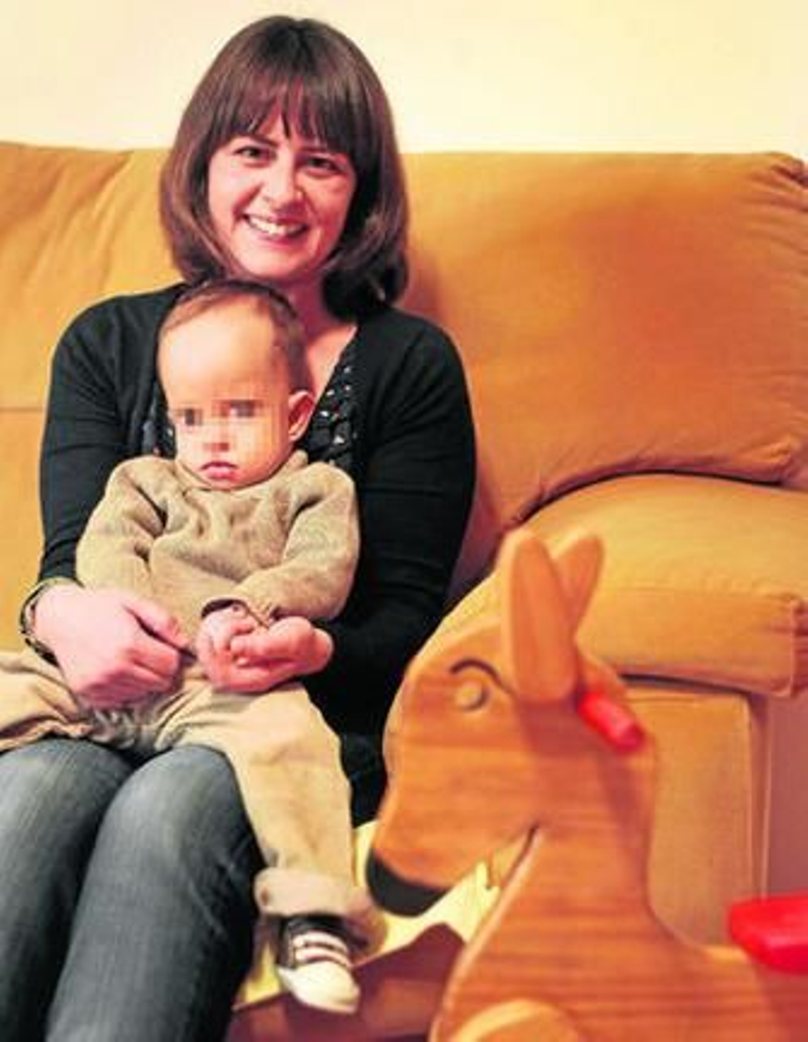 Guille con su madre, Celia, en su casa el día que fuimos a hacer el reportaje.