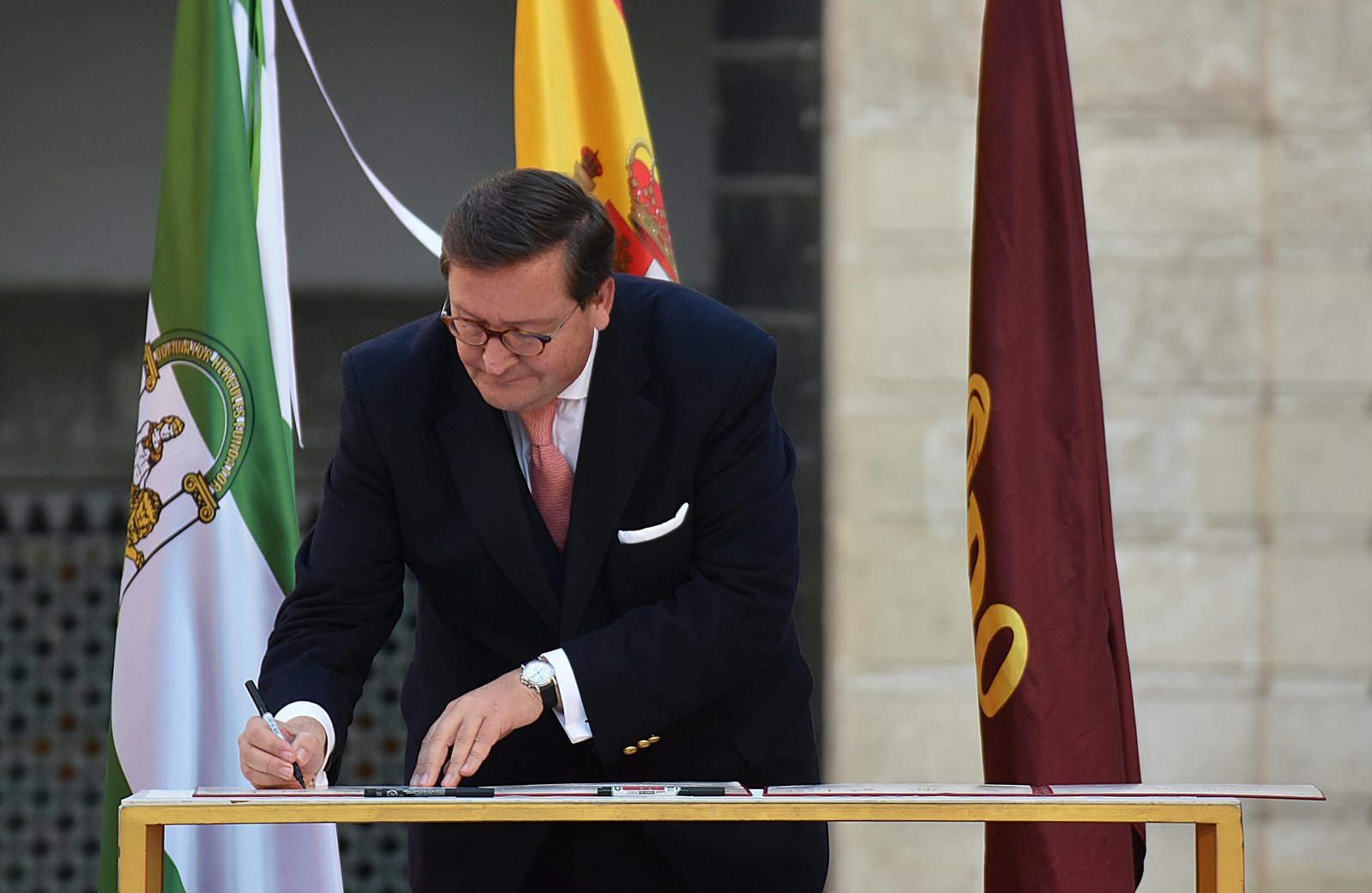 Gustavo de Medina firmando el acuerdo de La Nueva Cocina Andalusí.
