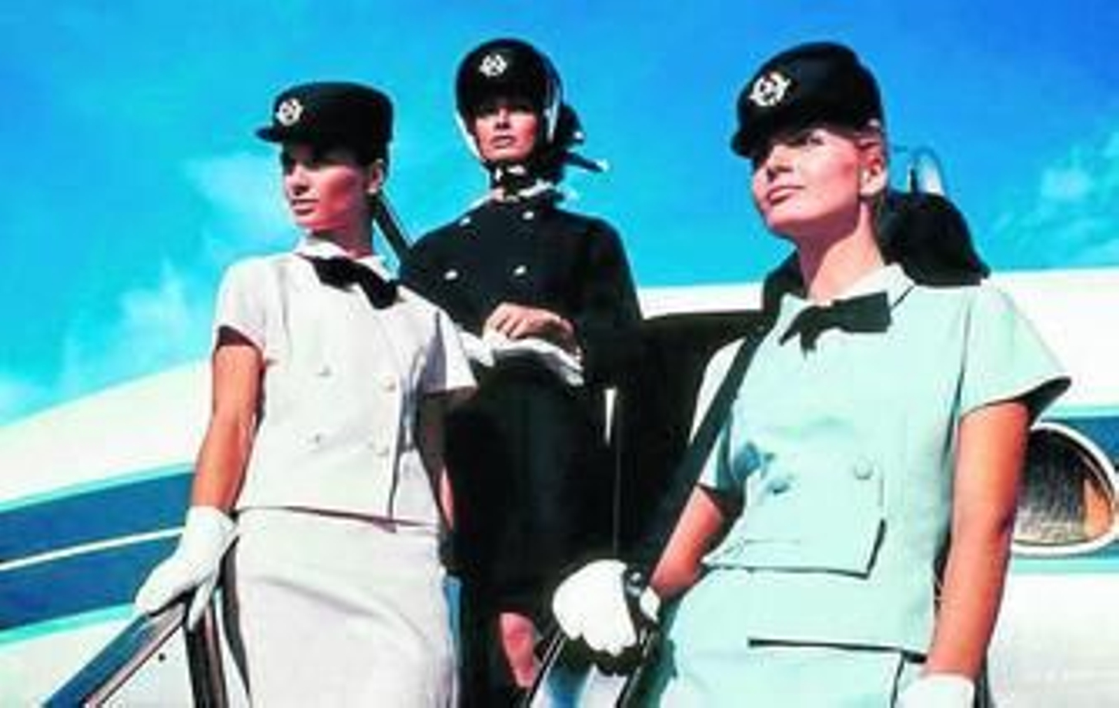 Azafatas de Air France vestidas por Balenciaga en los años 60.