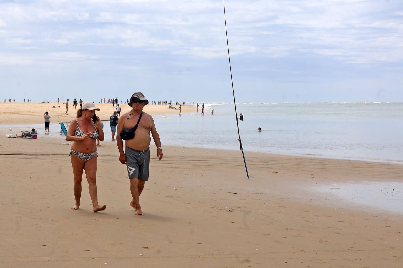 Imágenes del ambiente en la playa de El Portil durante la mañana del 1 de mayo