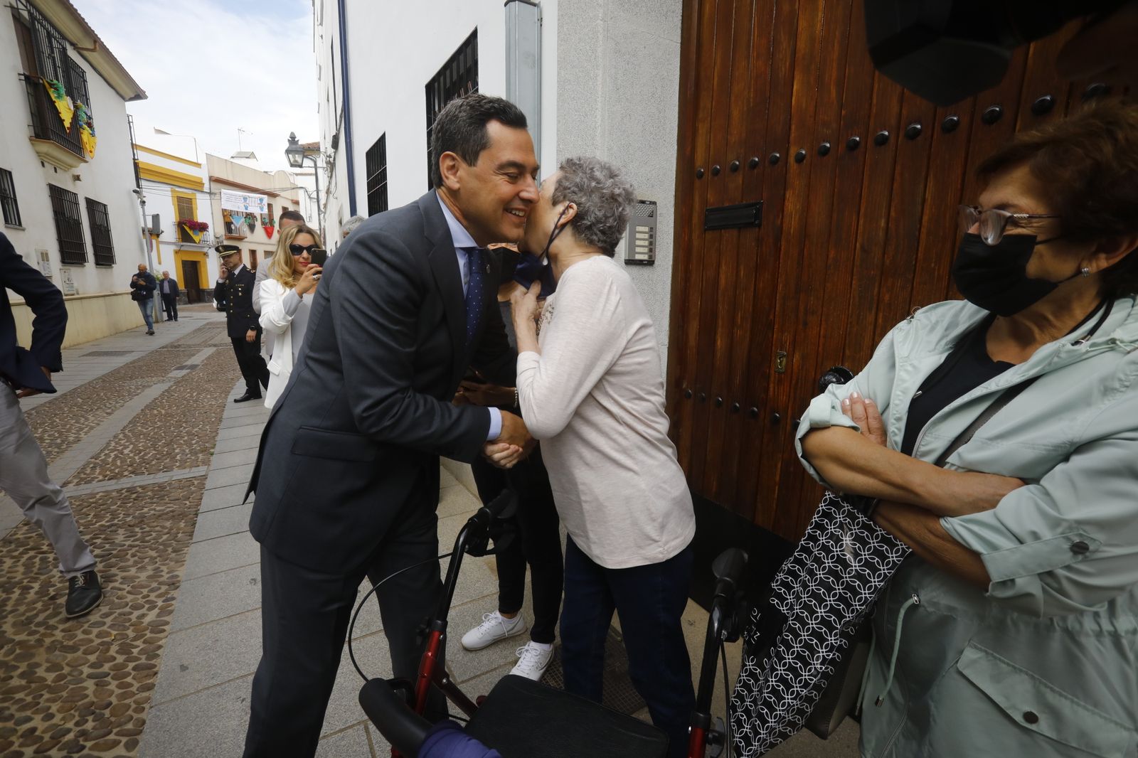 La visita de Juanma Moreno a los Patios de Córdoba, en imágenes.