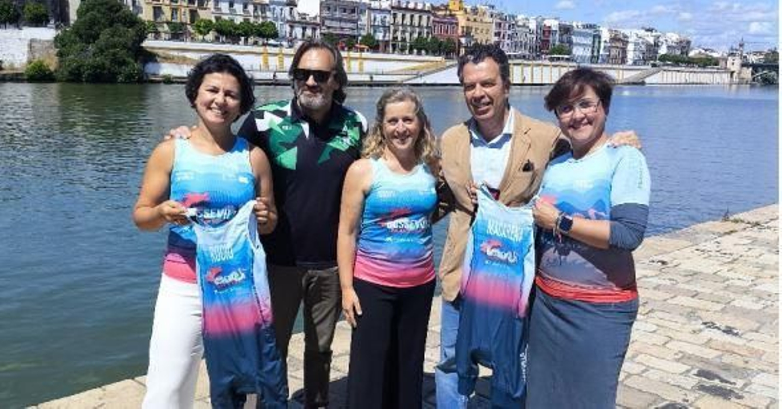 Parte del equipo durante la presentación del Triatlón en el Ayuntamiento de Sevilla junto a Héctor Alba, de la Federación de Triatlón y Ricardo Villena, coordinador general del área de Deportes y Promoción de la Salud.