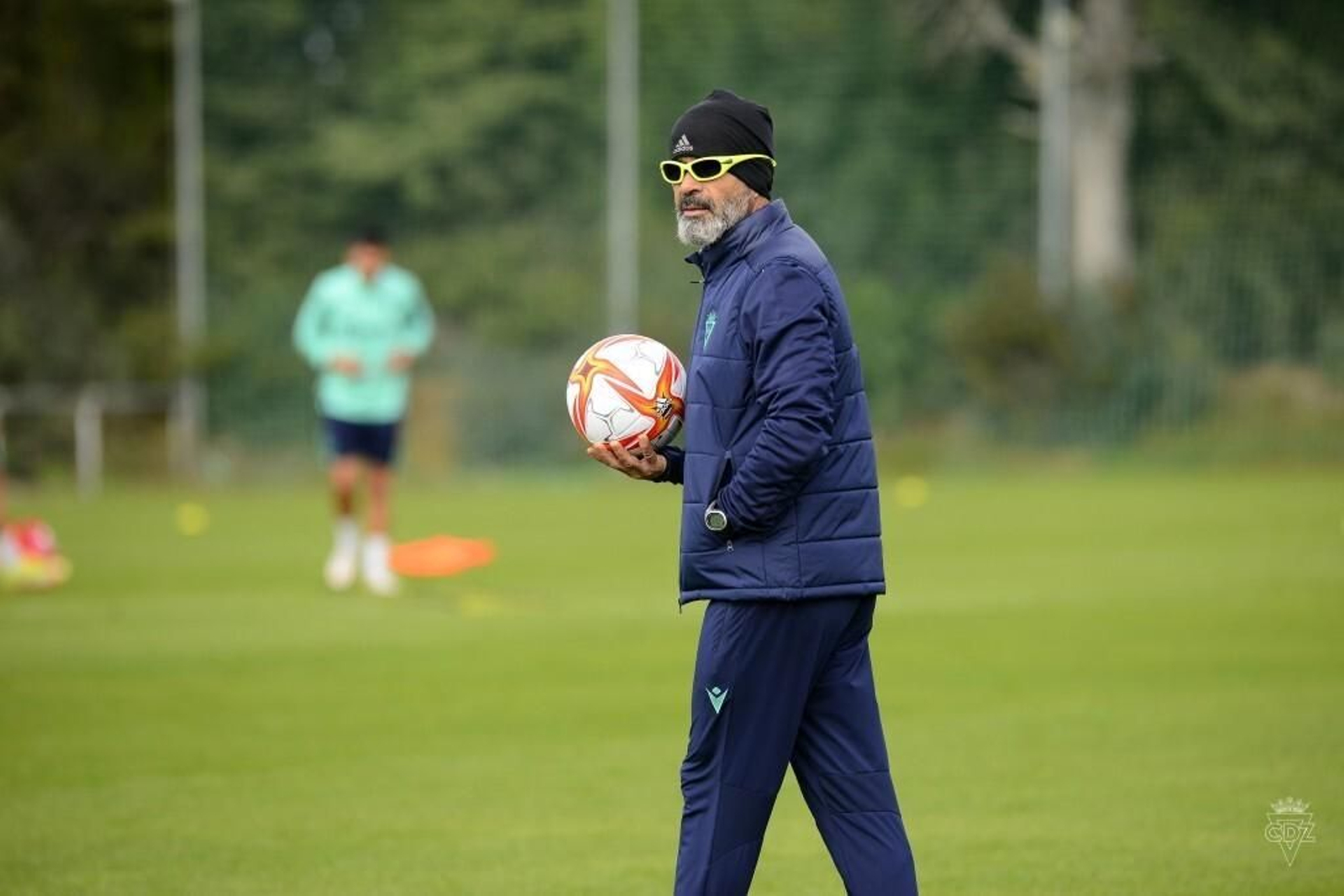 Cervera sostiene un balón mientras observa el trabajo de sus pupilos.