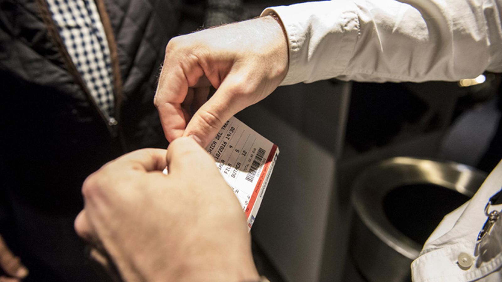 Un empleado 'pica' una entrada en la Fiesta del Cine.