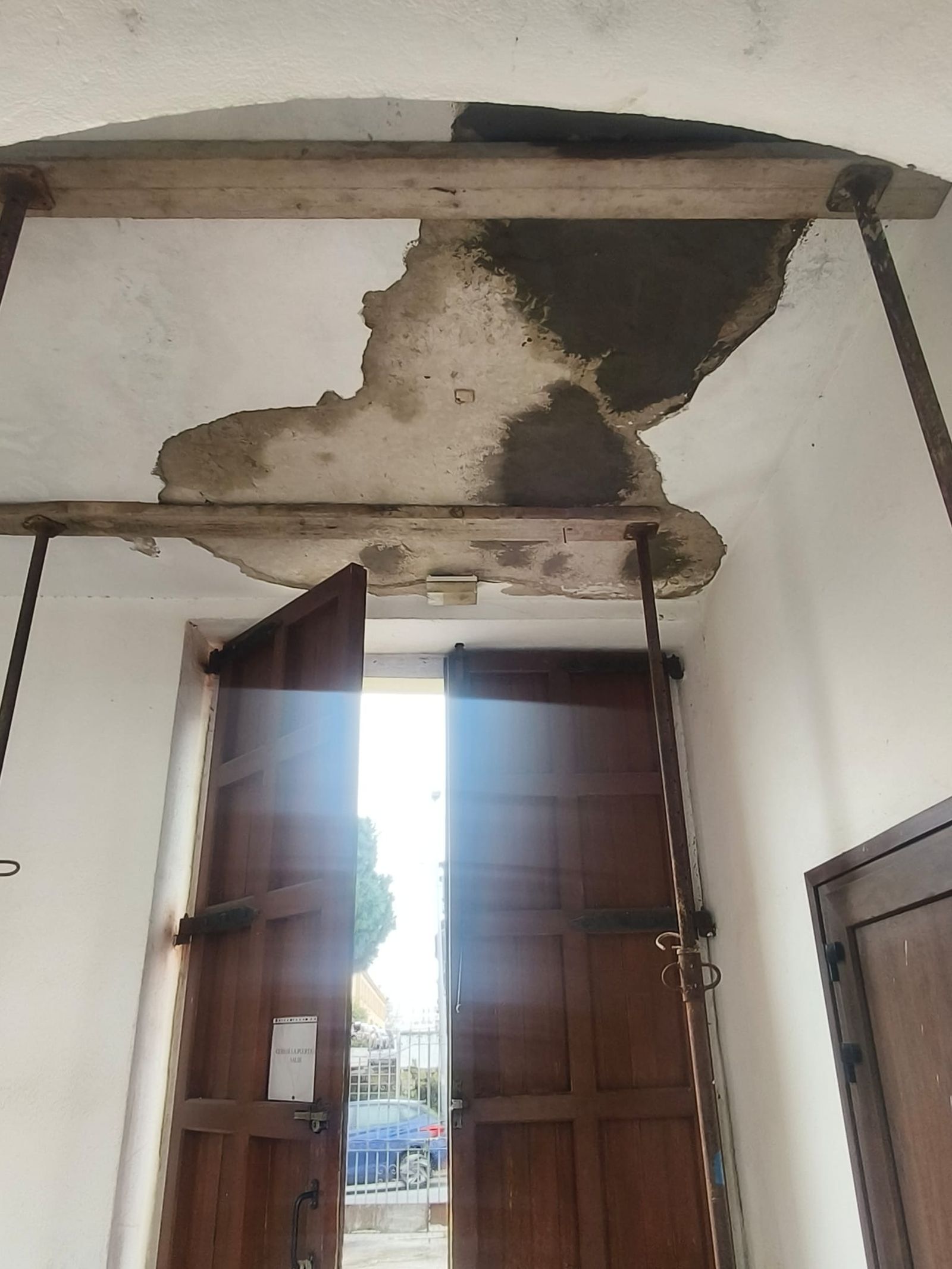 El techo de la entrada apuntalado.