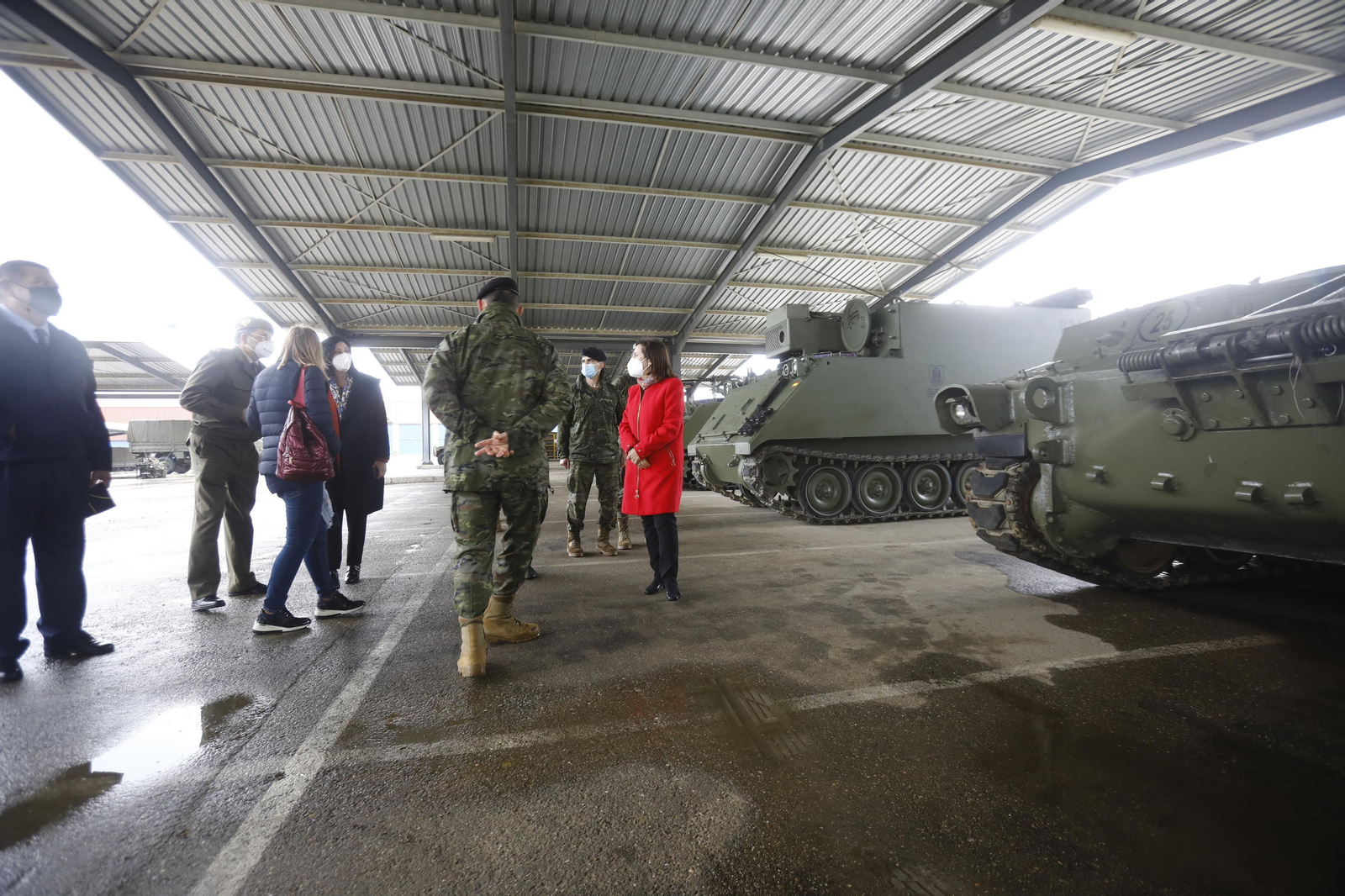 La visita de Margarita Robles a la base militar de Cerro Muriano, en imágenes