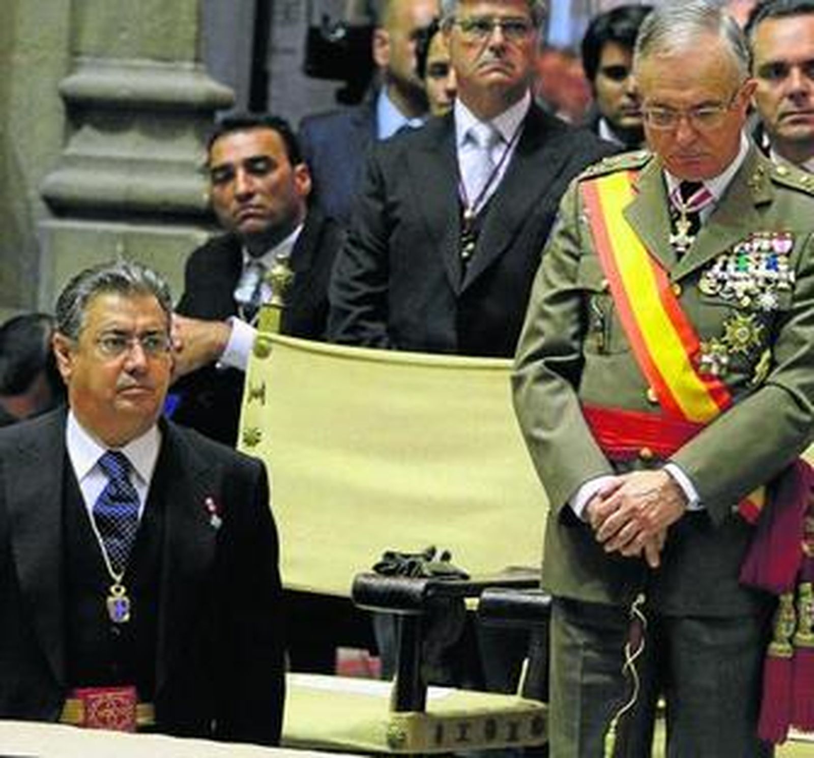 Juan Ignacio Zoido arrodillado en la misa de Corpus. A su derecha, el general Virgilio Sañudo.
