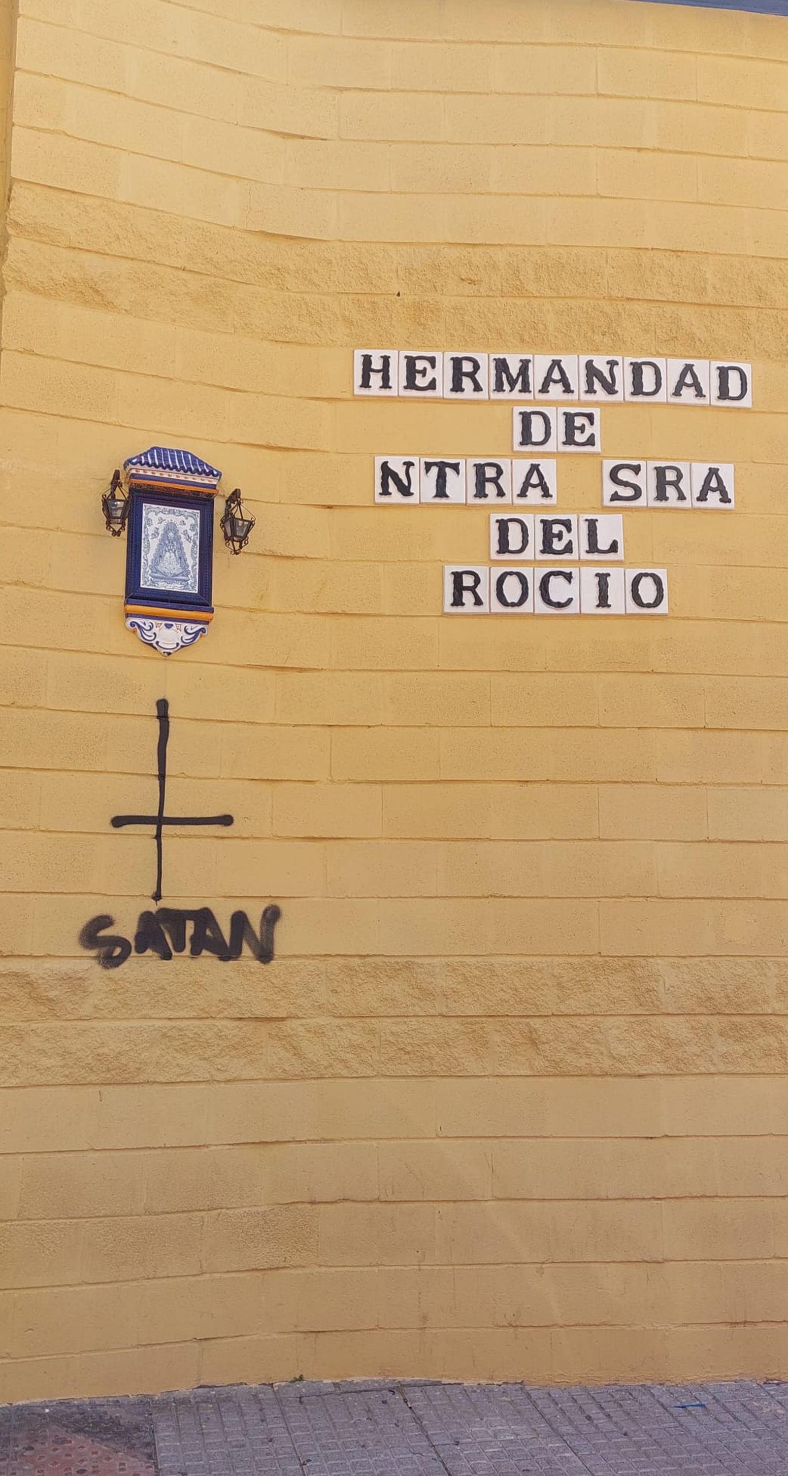 Pintada en la fachada de la casa de hermandad de El Rocío de Cádiz