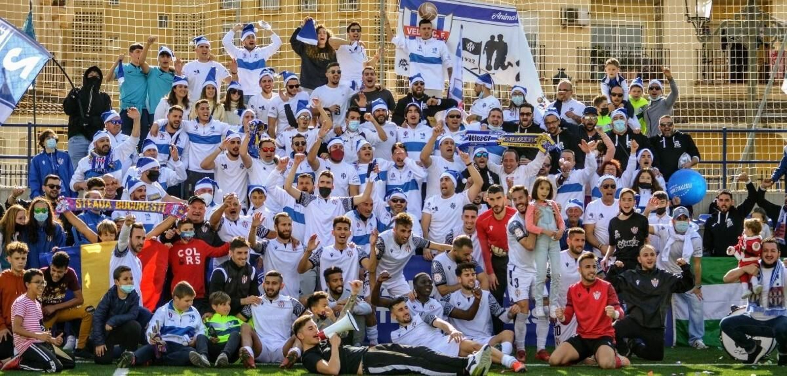 Los jugadores del Vélez celebran con sus aficionados su última victoria en casa. Los jugadores del Vélez celebran con sus aficionados su última victoria en casa.