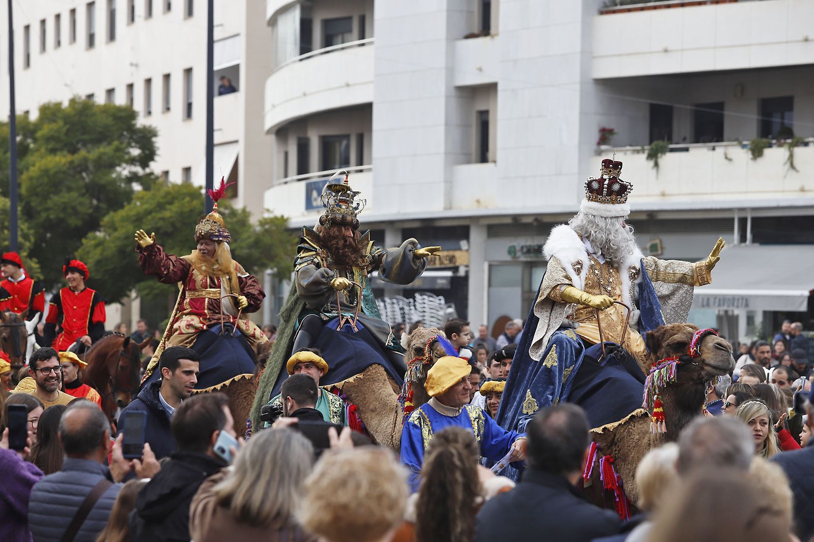 Imágenes de la mágica llegada de los Reyes Magos y la Estrella de la Ilusión a Huelva en barco