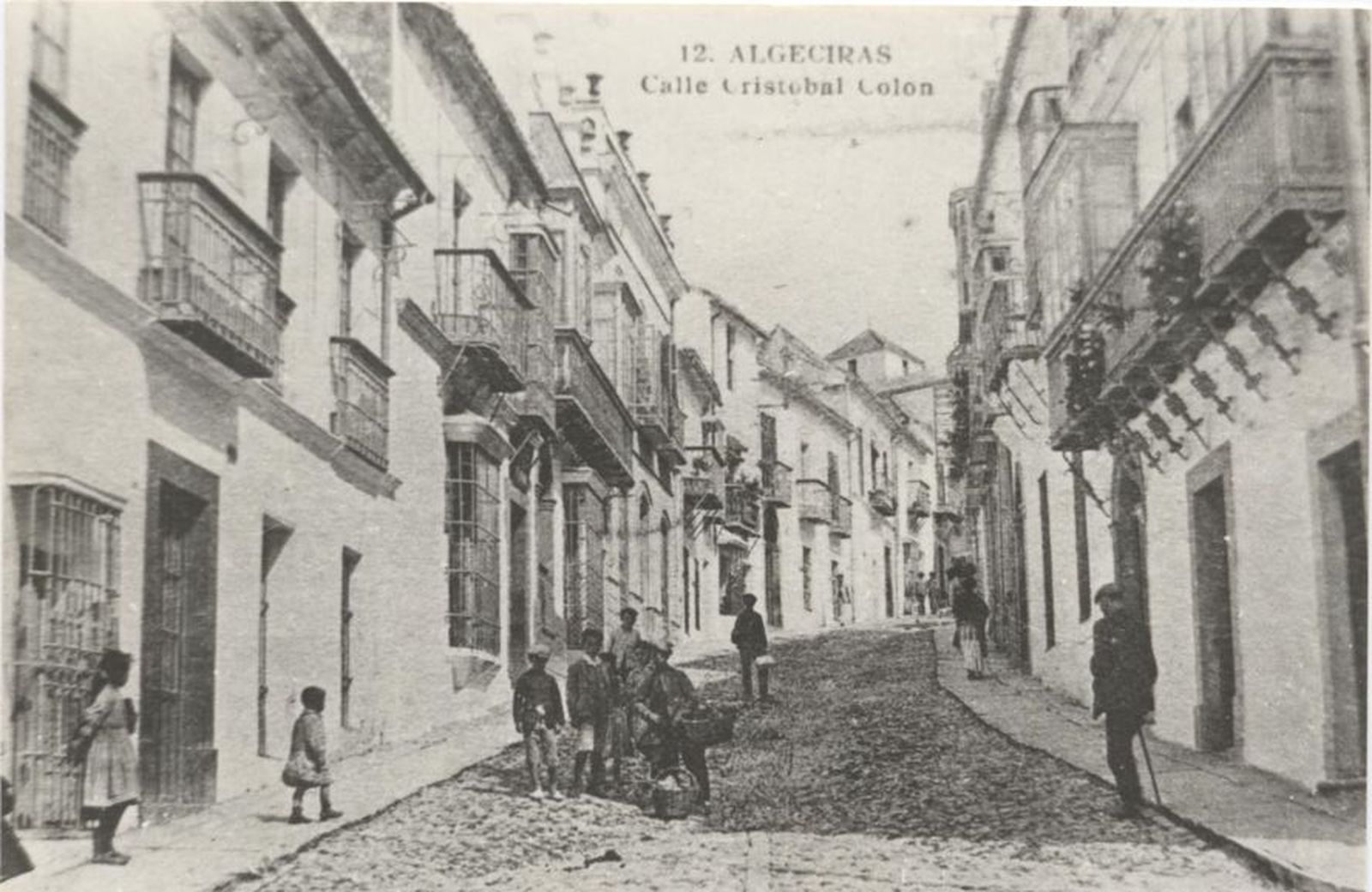 El médico Patiño Macias tenía su domicilio en la calle Larga o Cristobal Colón.