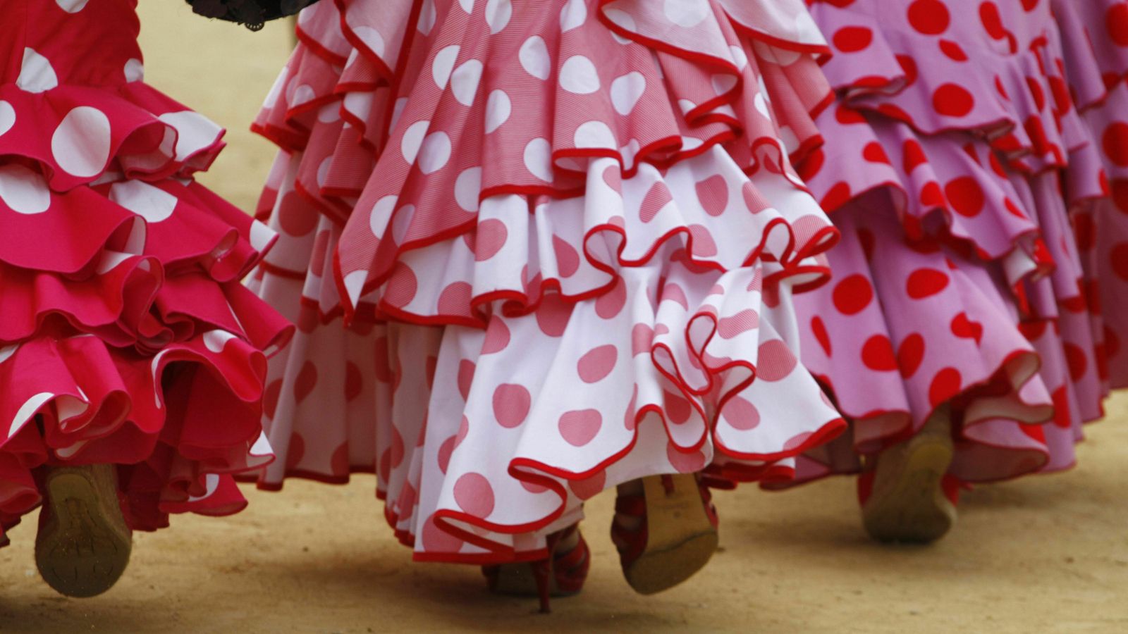 Revuelo de volantes por el albero de la Feria de Abril.