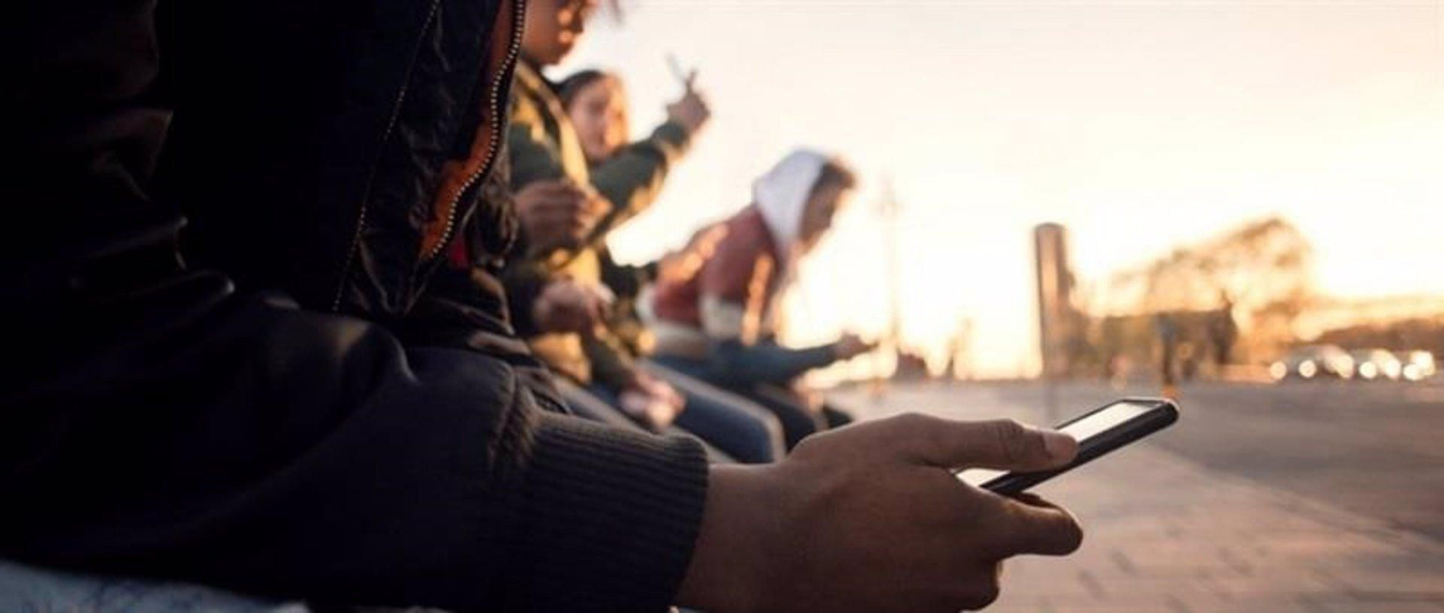 Un grupo de jóvenes con móvil
