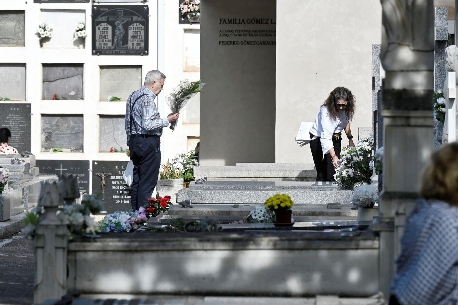 Las imágenes del Día de los Santos en los cementerios de Córdoba