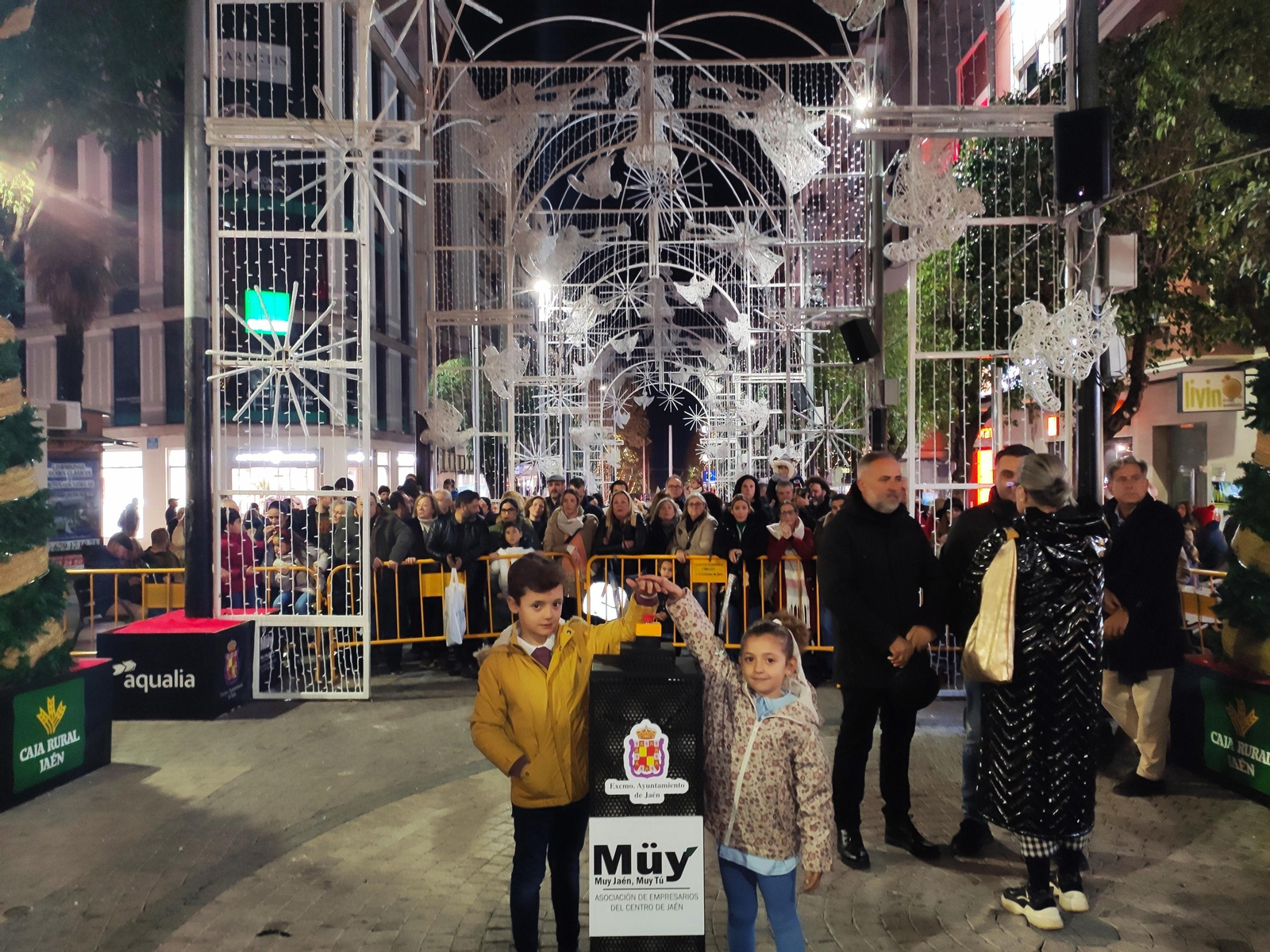 Los jiennenses disfrutan del encendido de 'La Catedral de la Navidad' con Rosa Copado como pregonera