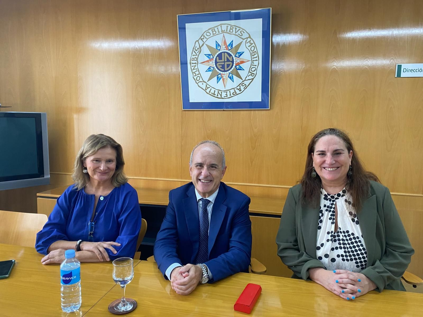 El rector de la UNED, con las responsables del centro asociado de Cádiz.