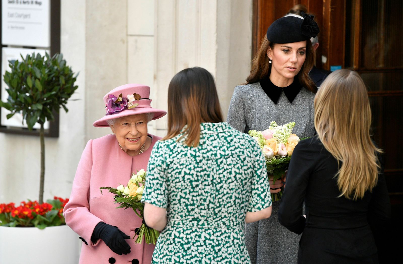 Isabel II y la duquesa de Cambridge, el martes, en el Kings College.