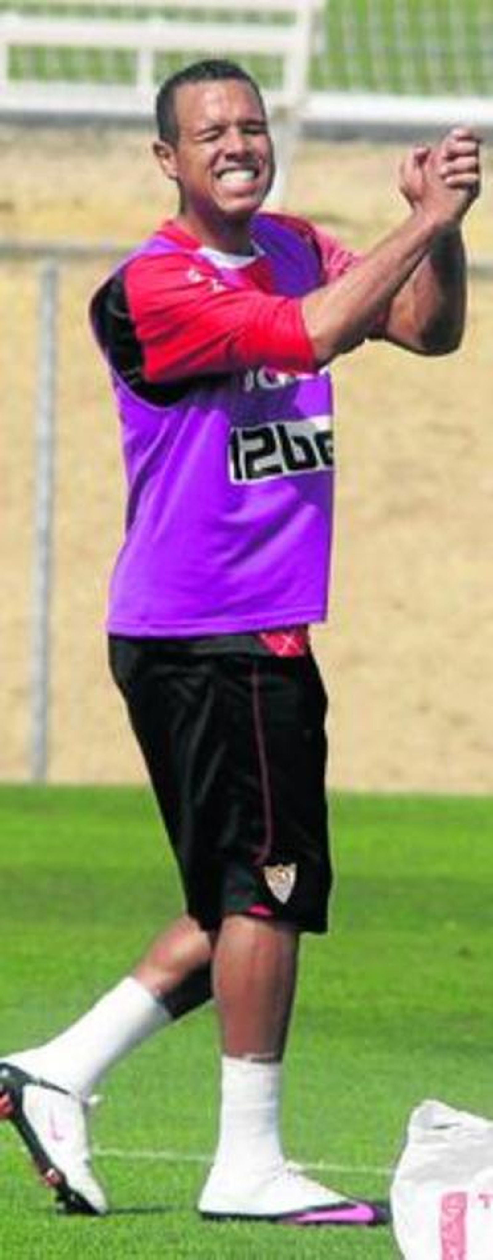 Luis Fabiano realiza el gesto del triunfador en un receso.