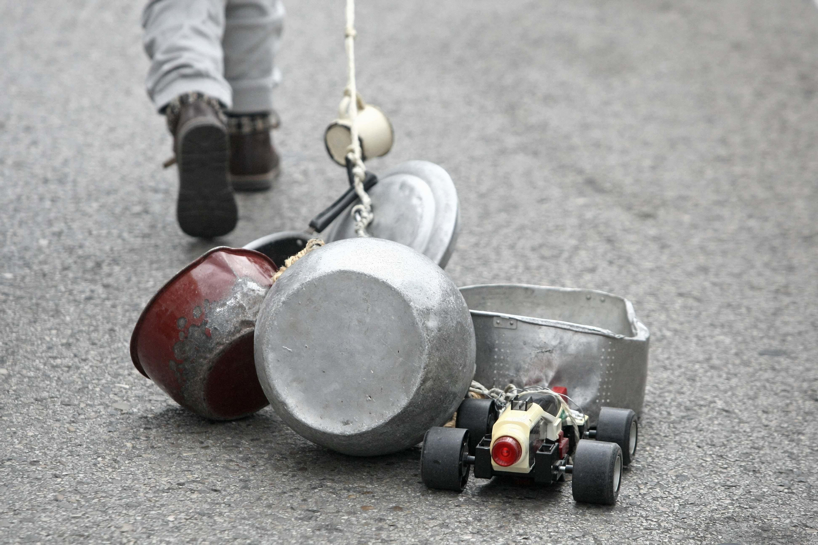 El tradicional arrastre de latas en Algeciras