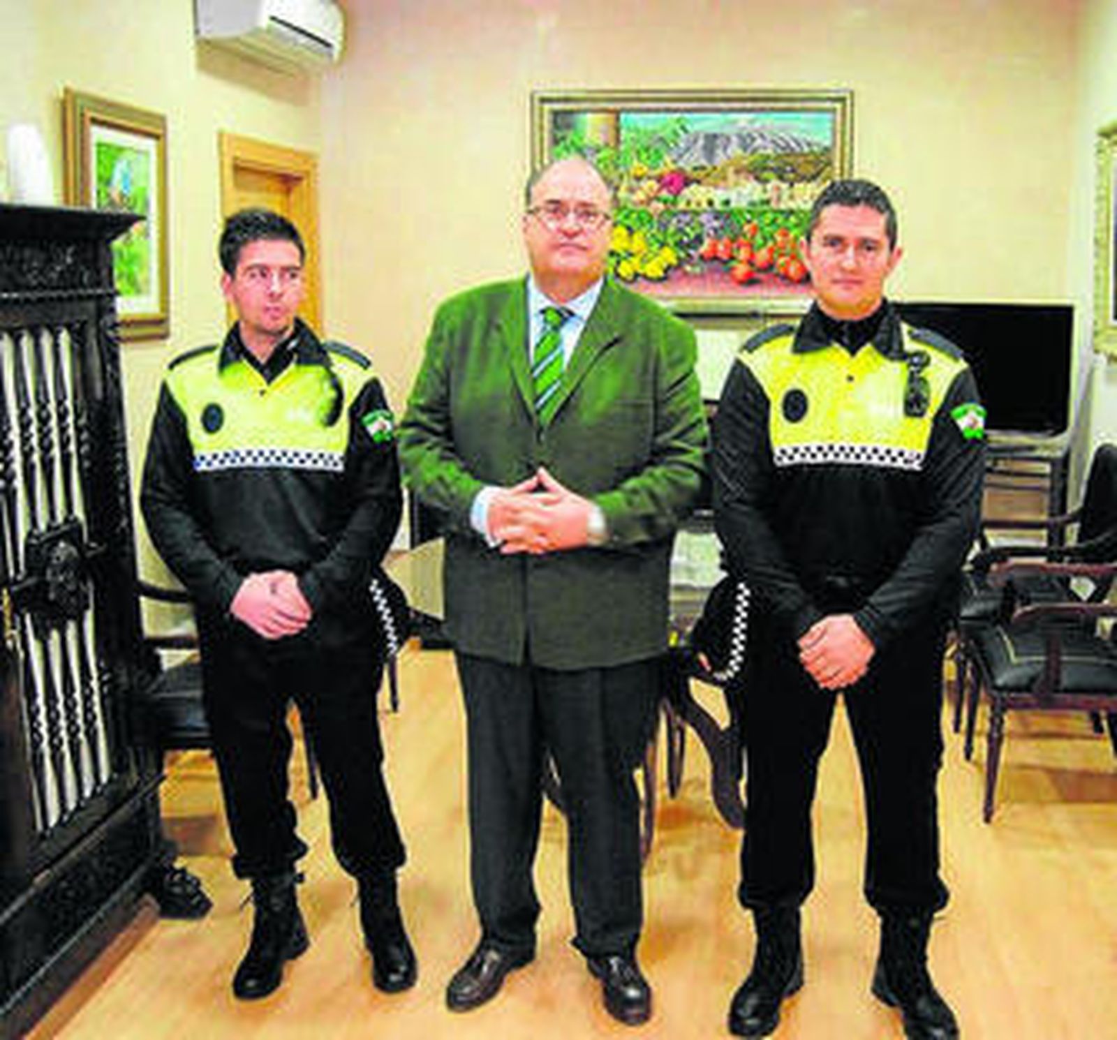 El alcalde, Eugenio Gonzálvez, con los dos nuevos policías locales.