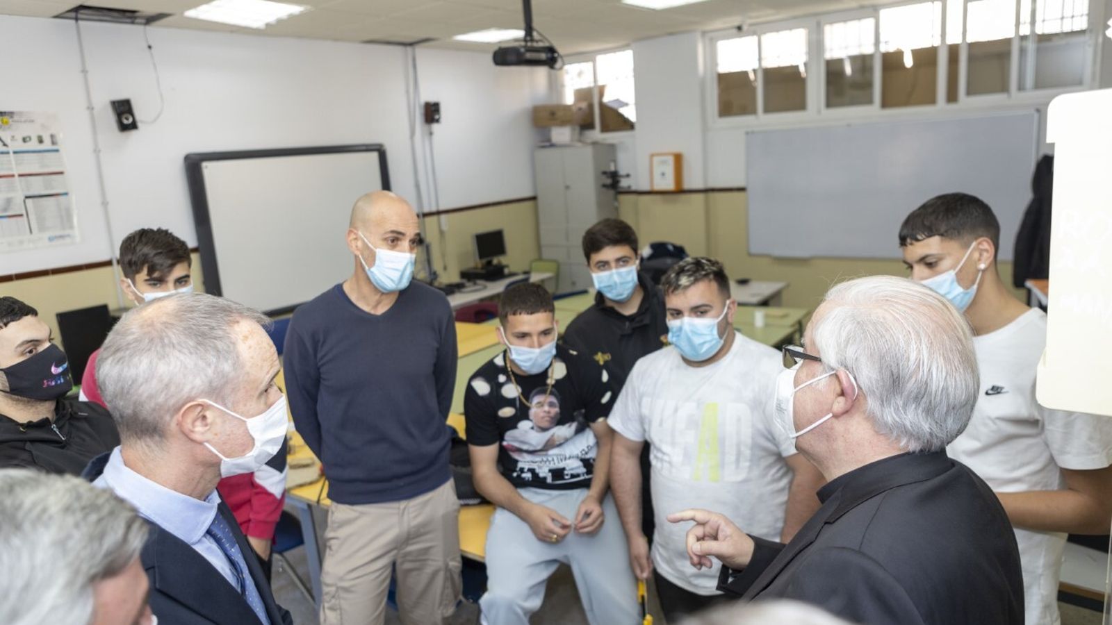 El arzobispo dialoga con los alumnos de mayor edad.