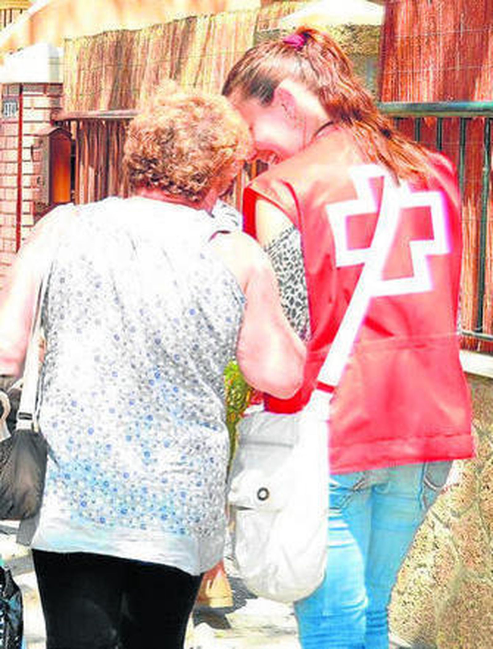 Cruz Roja ayuda al dependiente.