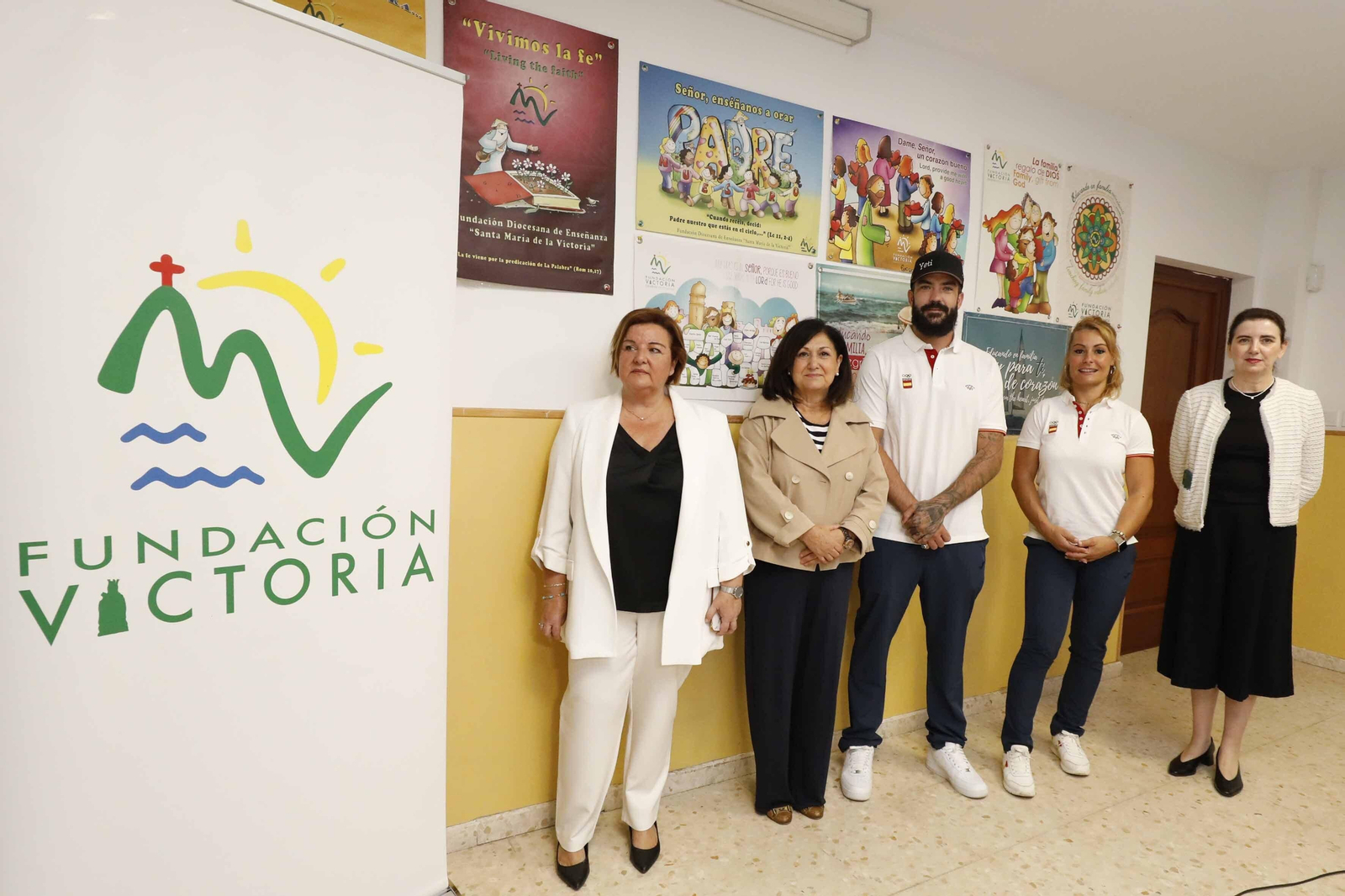 la visita al centro escolar de los deportistas olímpicos Lydia Valentín (2ª D.), y Regino Hernández (C.).