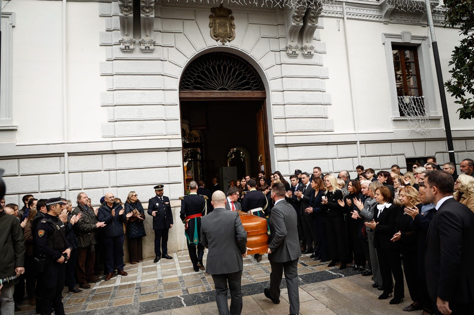 Llegada del féretro de Juan Ramón Ferreira al Ayuntamiento de Granada