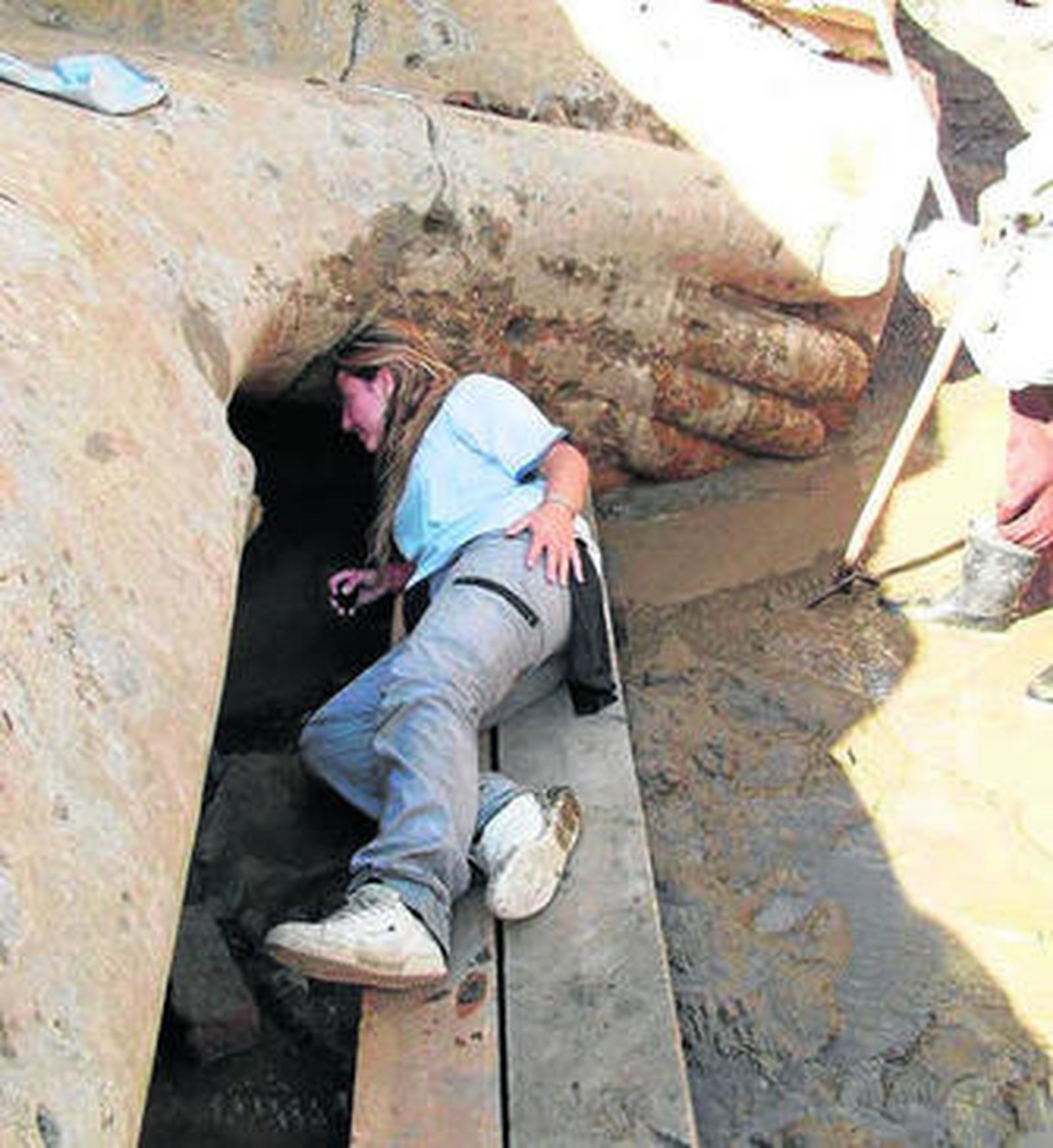 Seco mira tras la pierna del tercer Coloso la imagen de la reina Tiy.