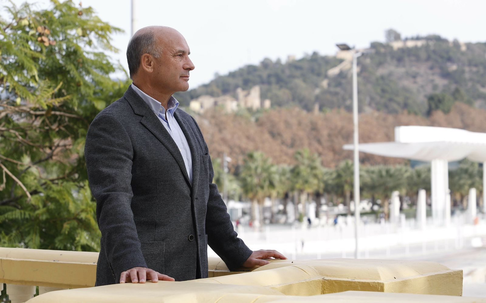 Carlos Rubio posa en la terraza de la sede de la Autoridad Portuaria.
