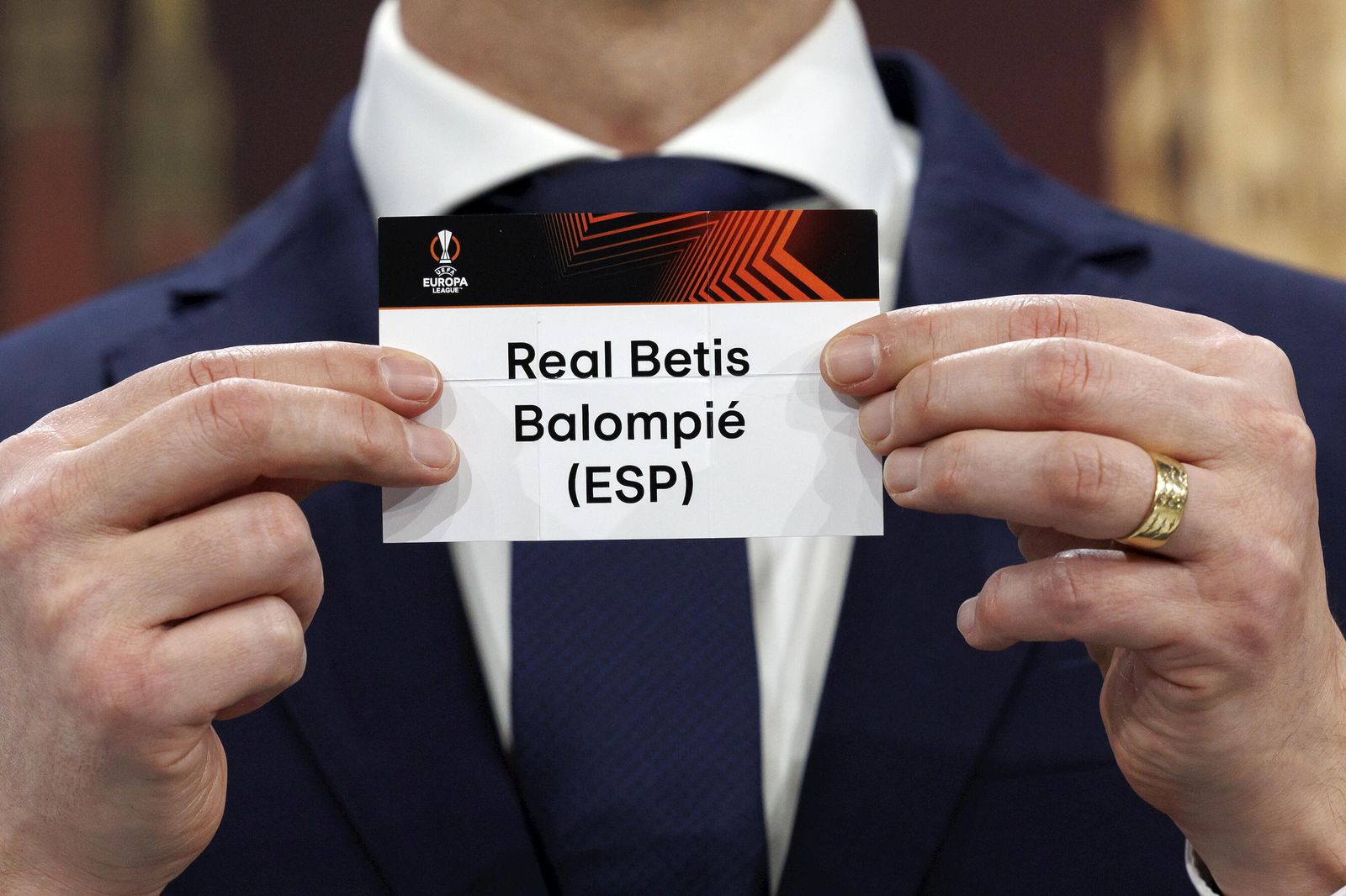 El ex futbolista húngaro Zoltan Gera muestra la papeleta con el nombre del Betis.