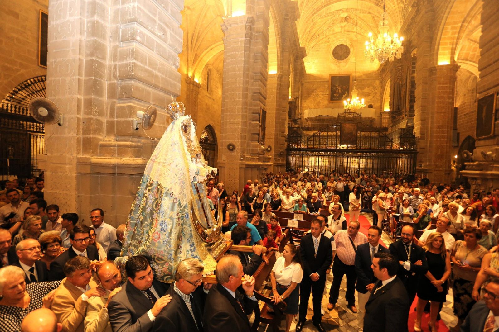 La Patrona ya está en el Altar Mayor de                       la Basílica