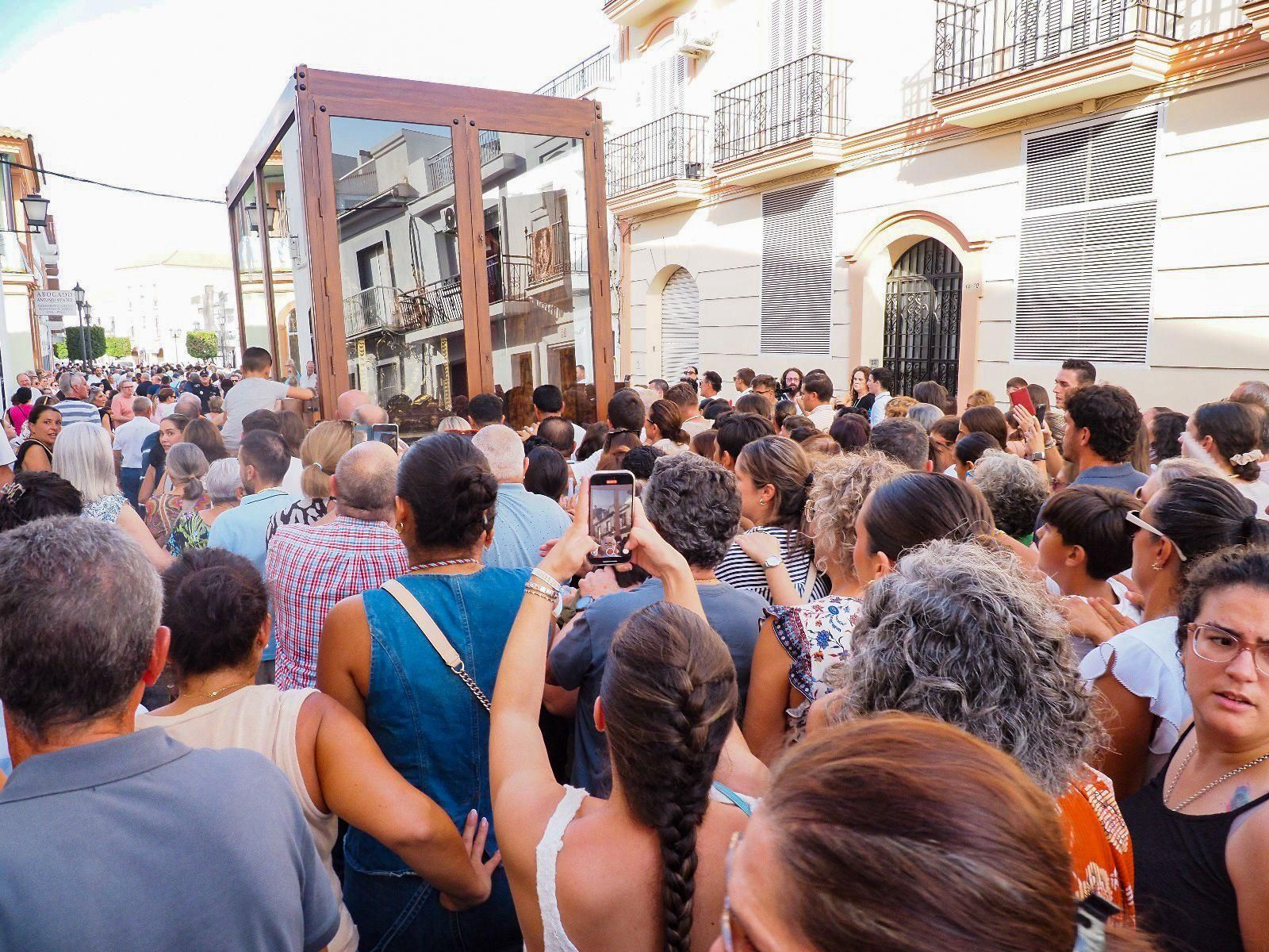 Imágenes de la multitudinaria despedida de la Virgen de la Bella en Lepe antes de la Magna, emulando la de 1954