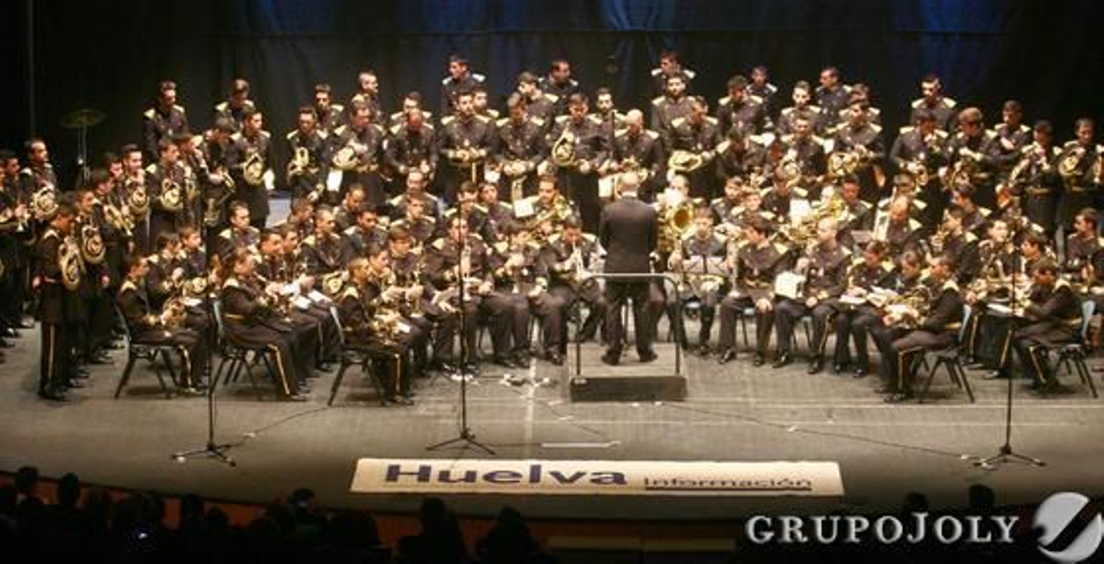 Las bandas de la Salud y el Nazareno llena de música cofrade la Casa Colón en un concierto patrocinado por 'Huelva Información'.

Foto: Josue Correa
