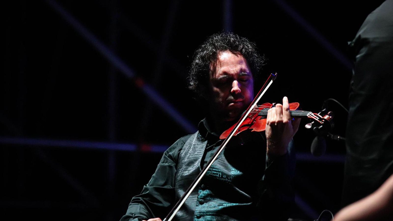 El violinista solita Jesús Reina durante su actuación.